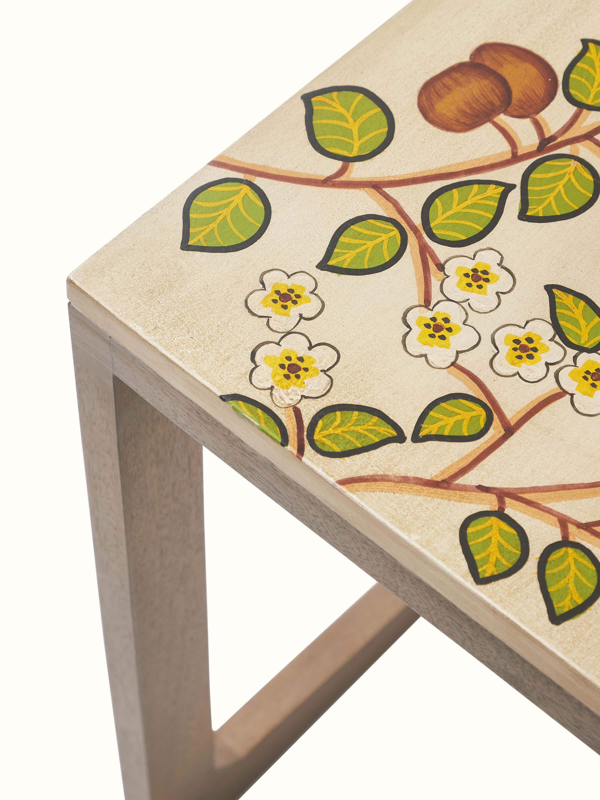 View of the shelf and structure of the mango wood miniature painting portable table