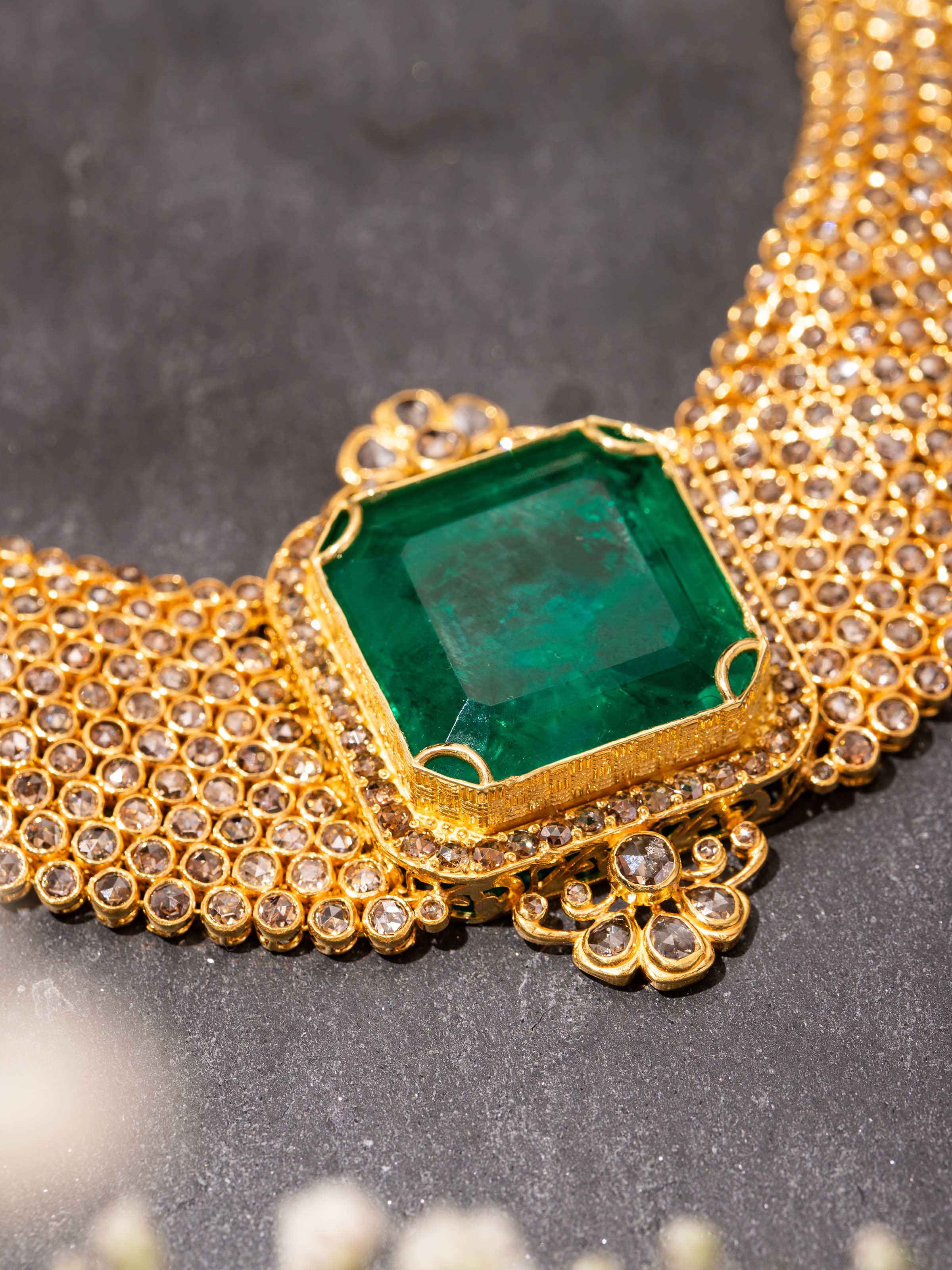 Close-setting 18 Karat Gold Choker