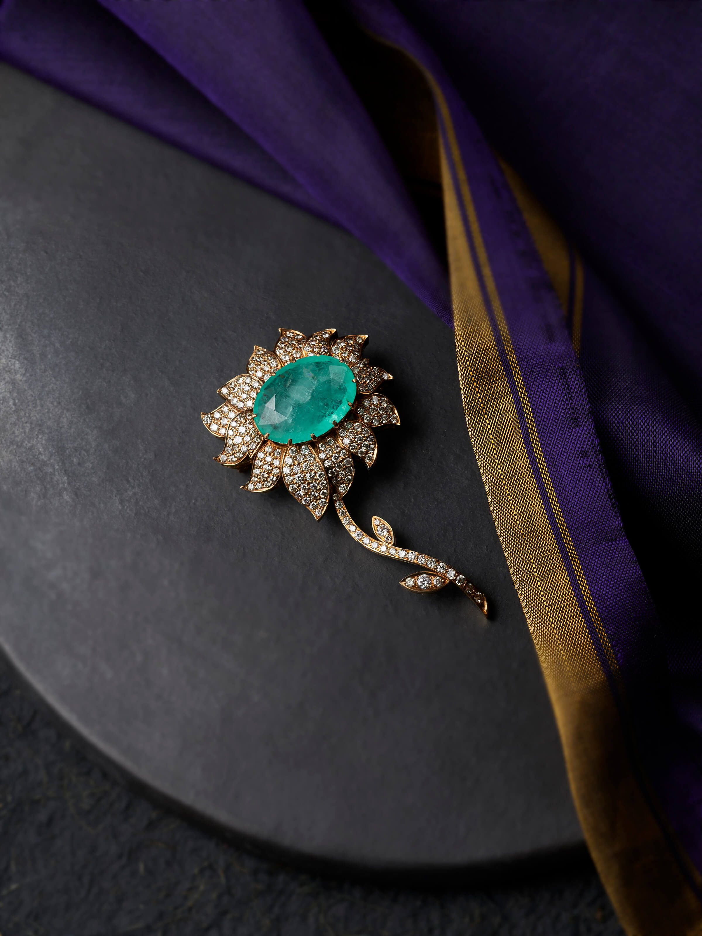 Open Setting 18 Karat Gold Brooch Pin