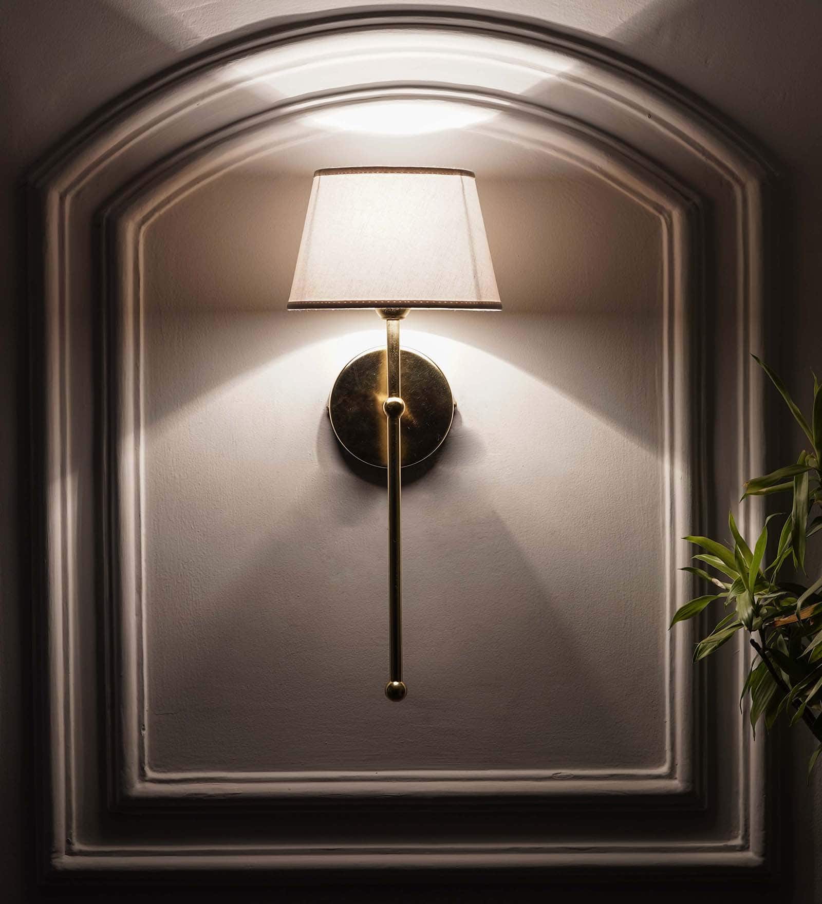 Woody Metal Shine Brass Finish Wall Light