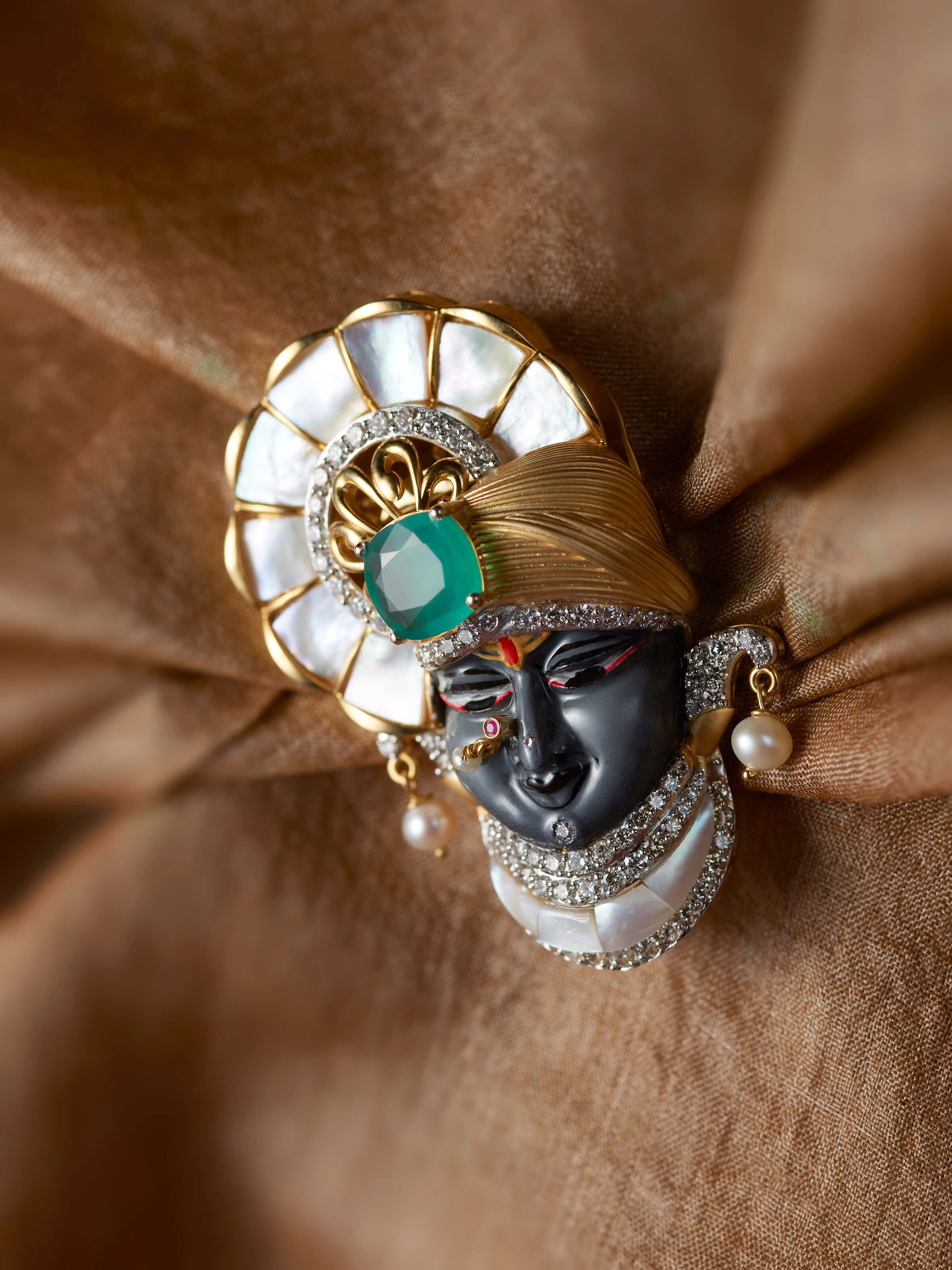 detail view of open setting 14 karat gold brooch pattern