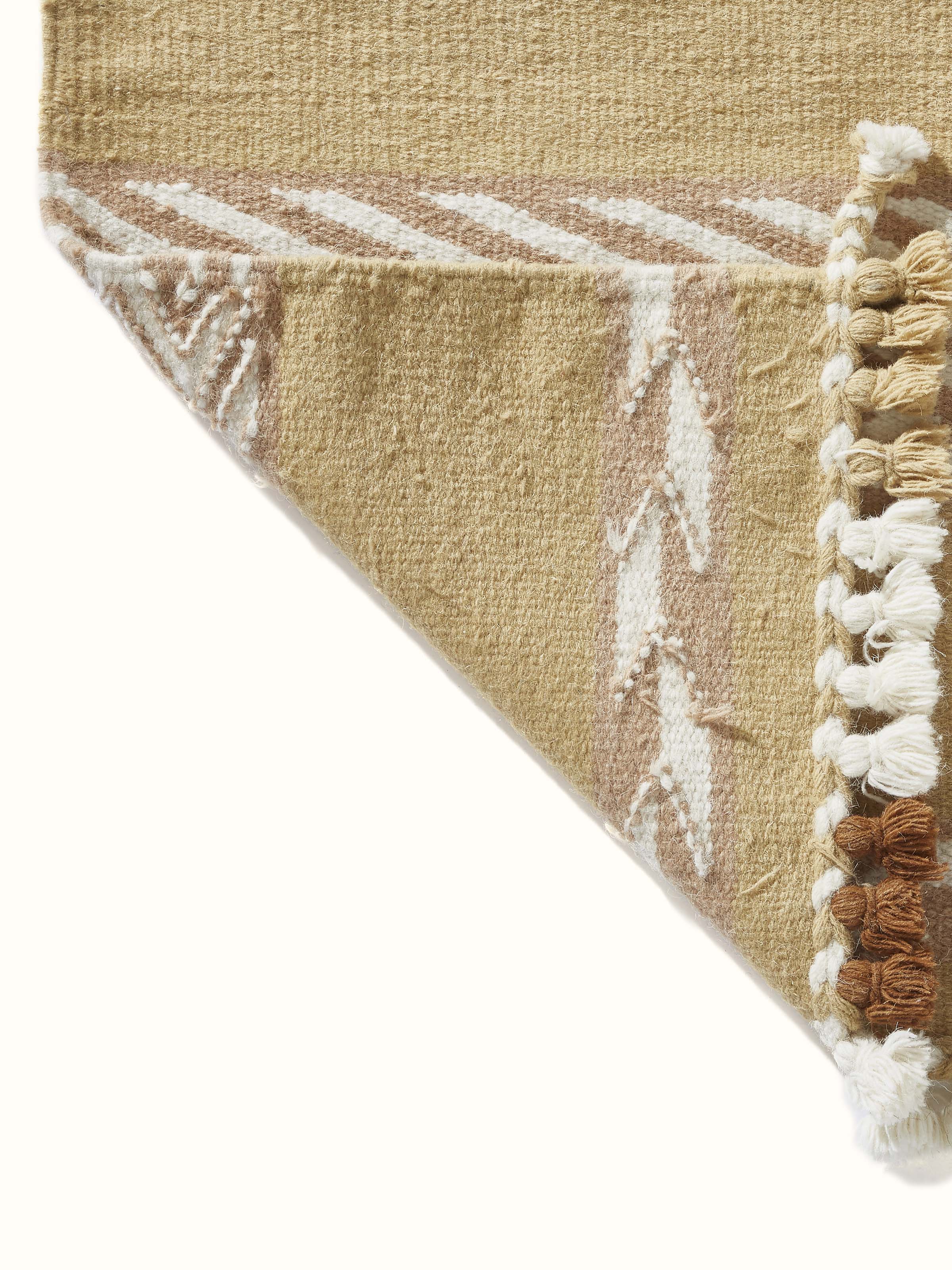 Back view displaying the runner’s structural integrity and hand-knotted underside