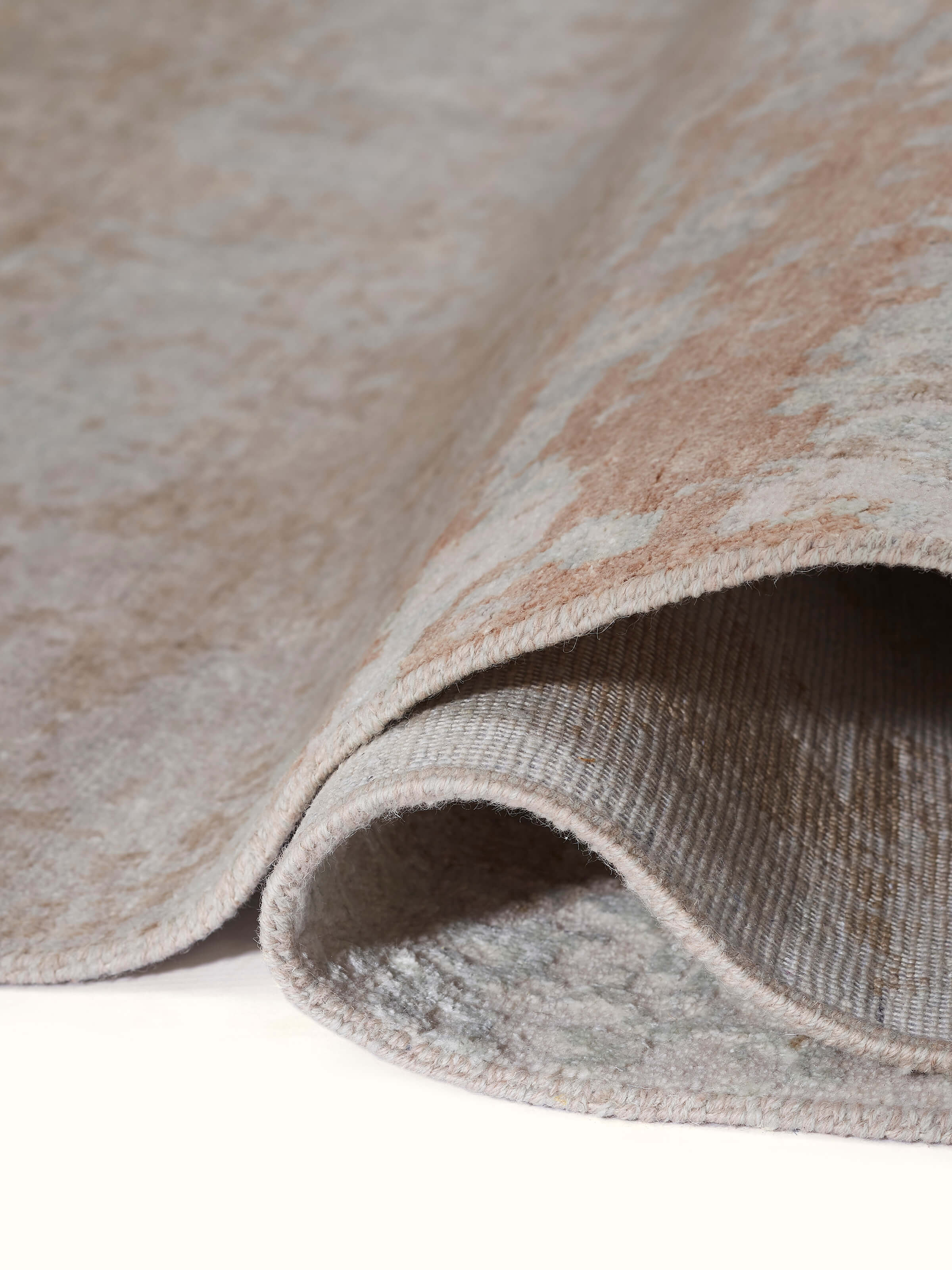 Side view showing the thickness and finishing of the carpet edges