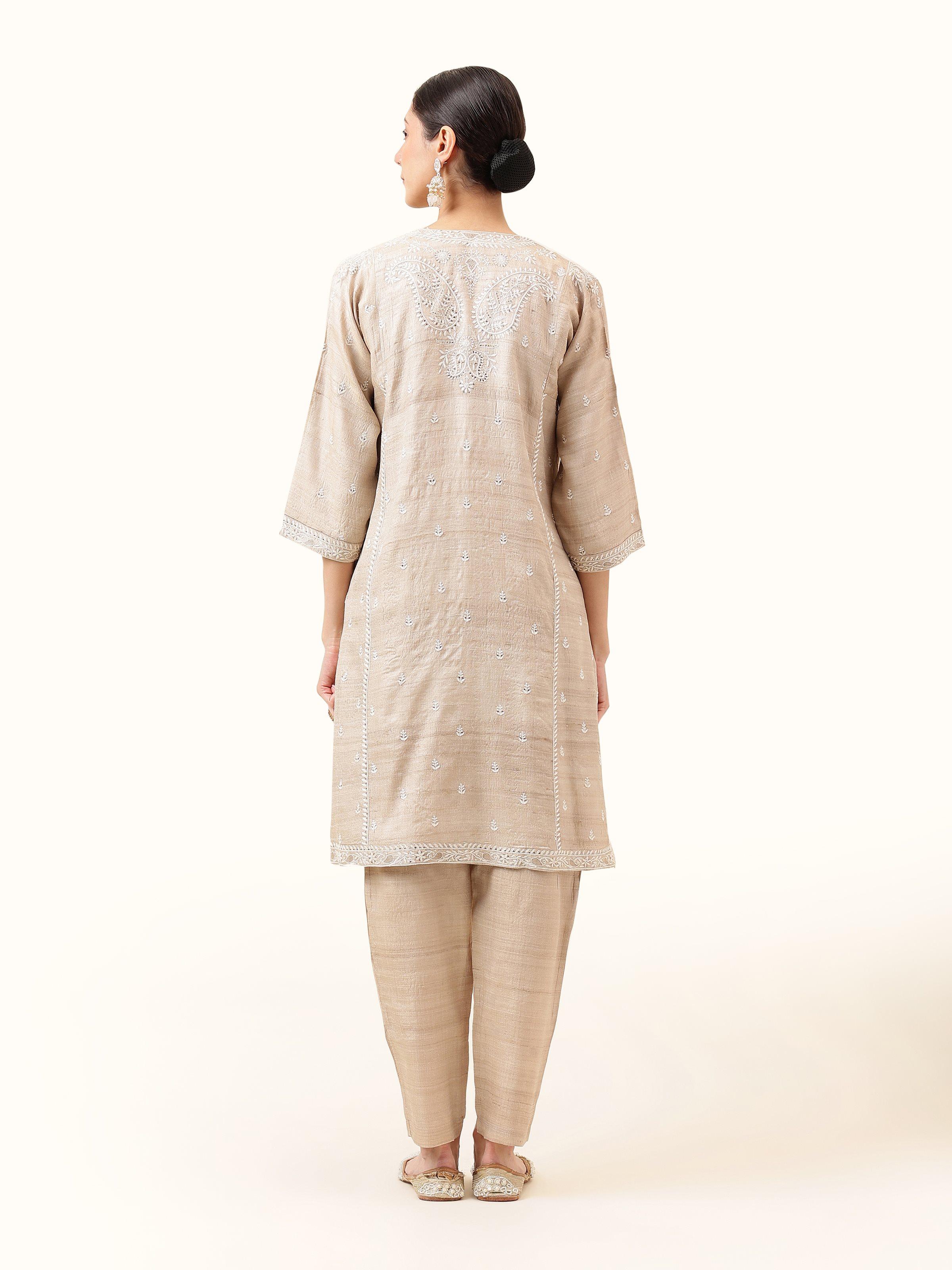 Back view revealing the complete grace and fluidity of this traditional design.