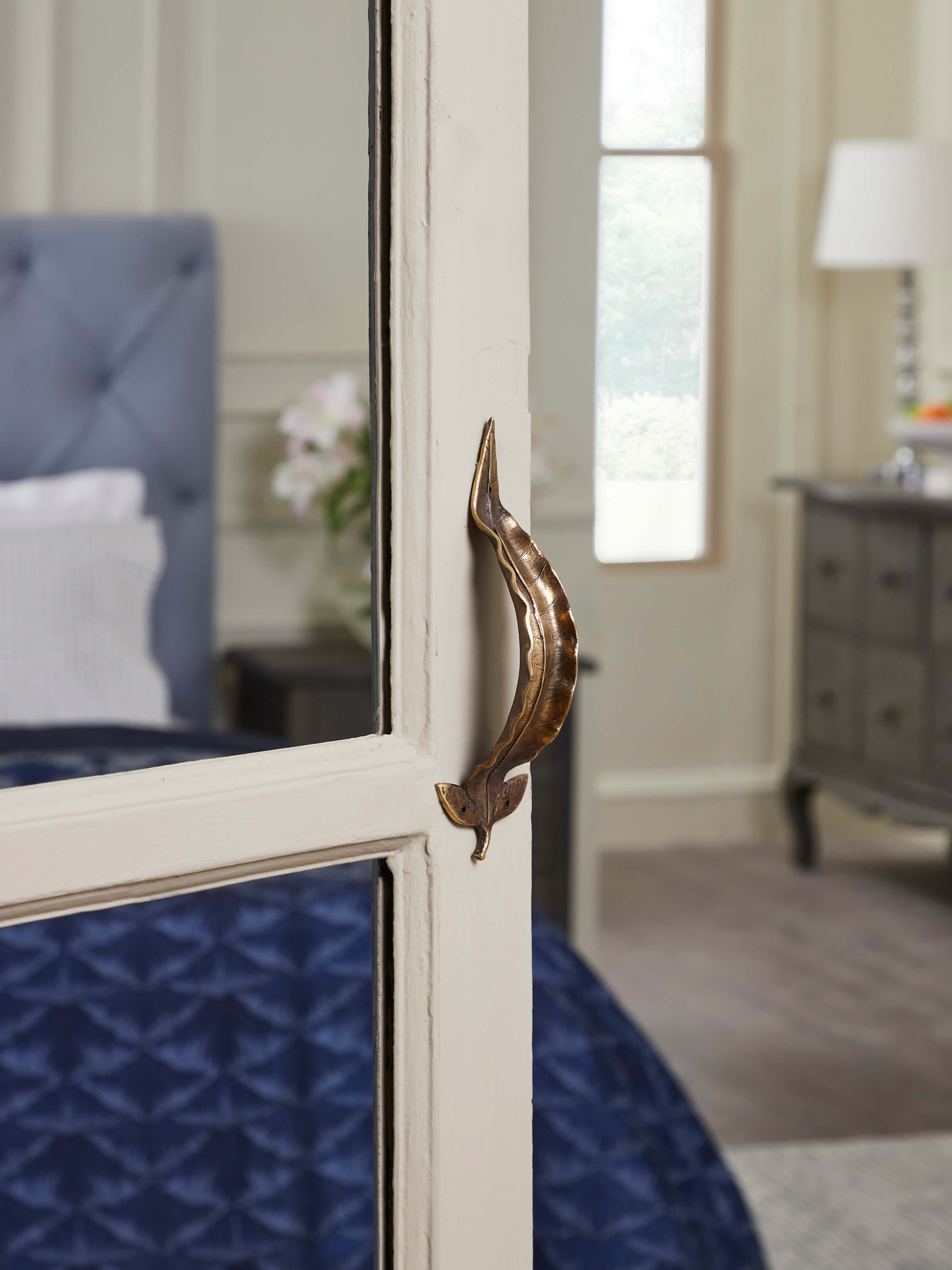 Side view of Swadesh Dhokra Brass Leaves Door Handle highlighting the detailed brasswork and artistic form.