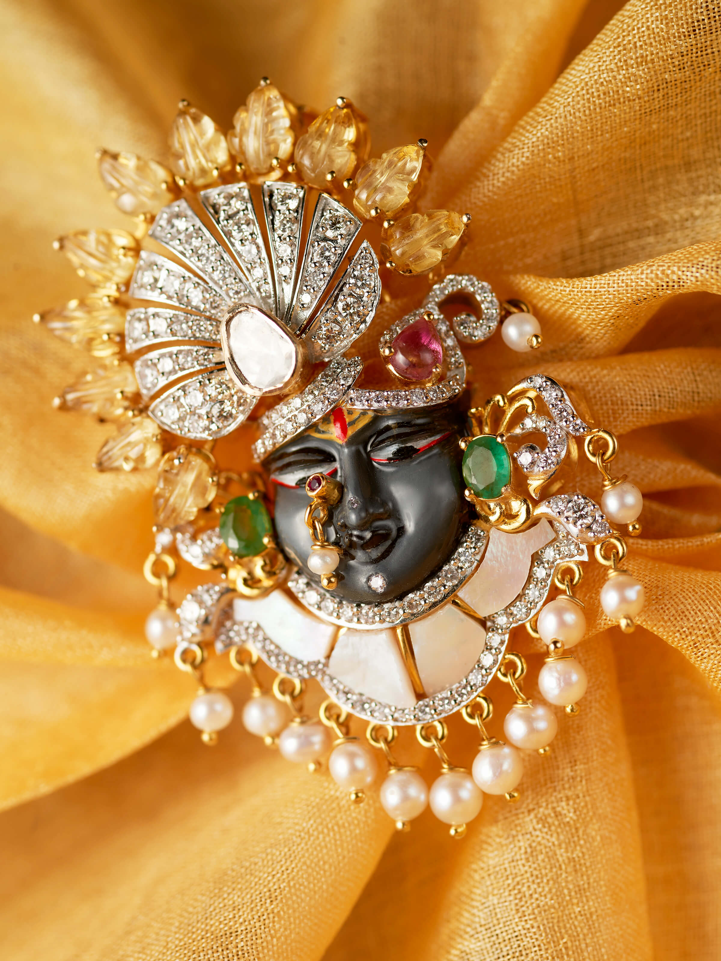 detail view of open setting 14 karat gold brooch pattern