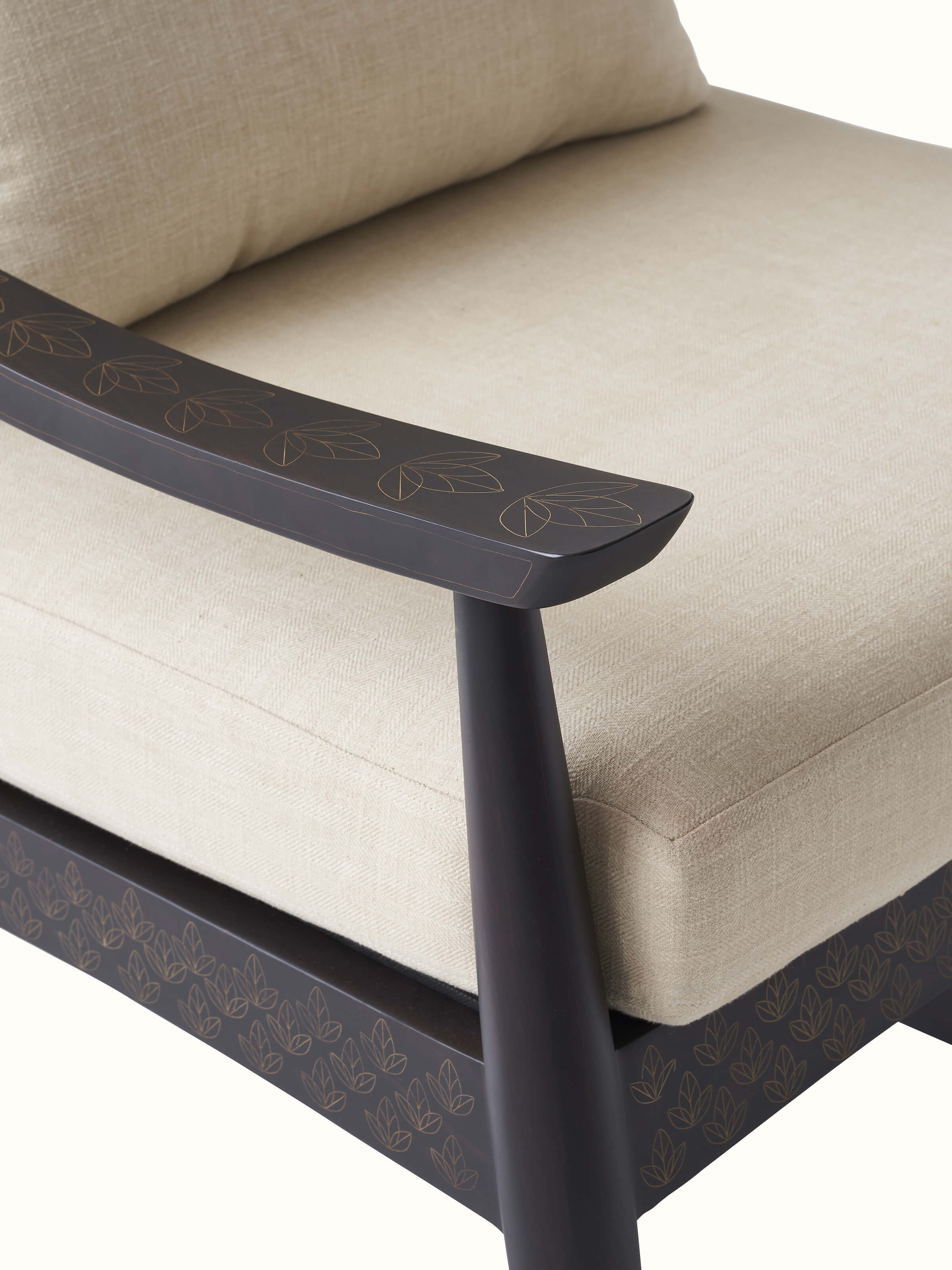 Detailed view of the Sheesham wood and brass tarkashi rocking chair’s seat and backrest, showcasing the intricate brass inlay pattern.