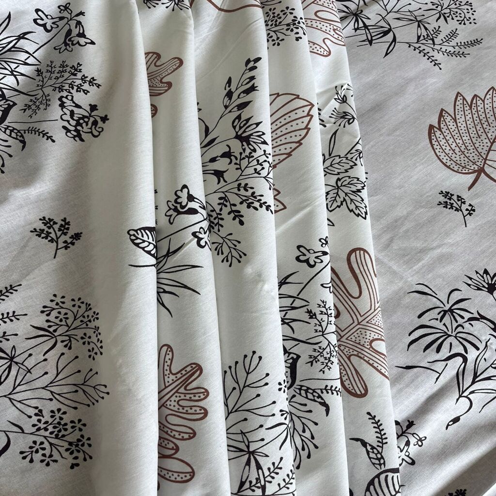 White Floral 400 TC Cotton Fitted Super King Size Bedsheet With 2 Pilllow Covers  Threads