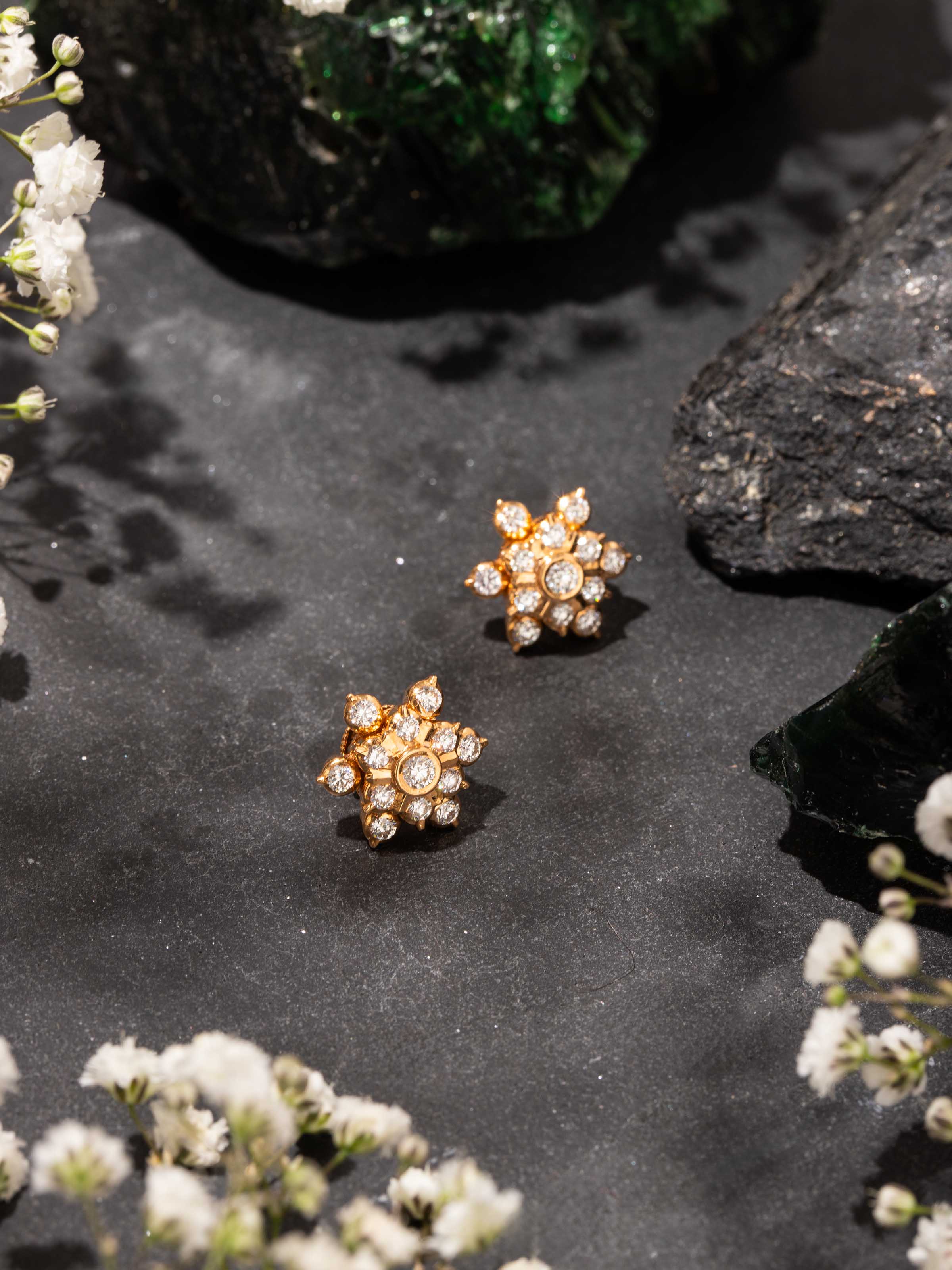 Close-setting 22 Karat Gold Studs