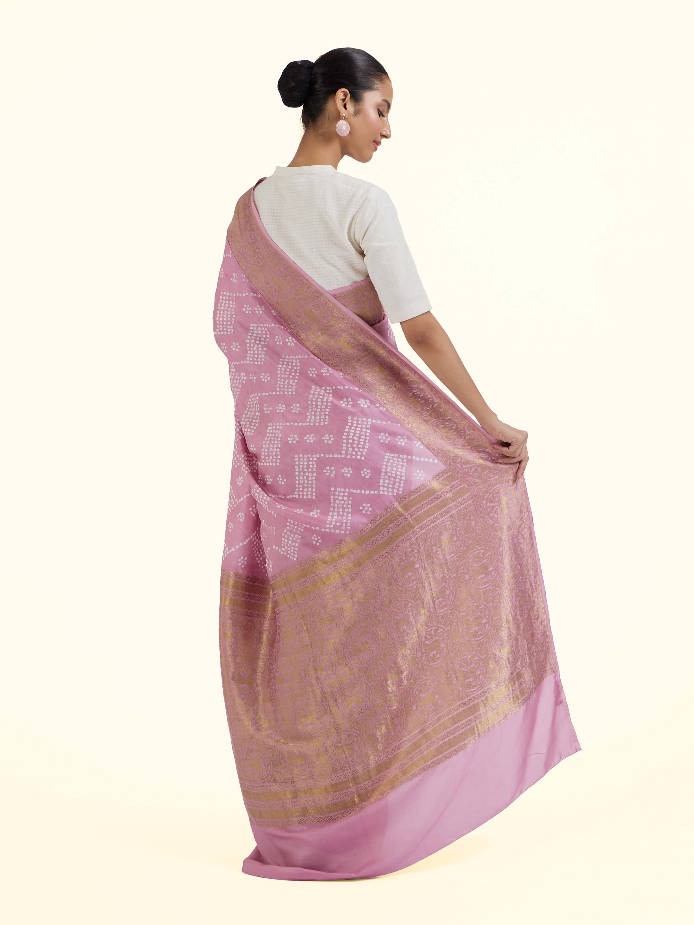 Back view of lavender silk tie and dye Bandhani saree displaying pallu design