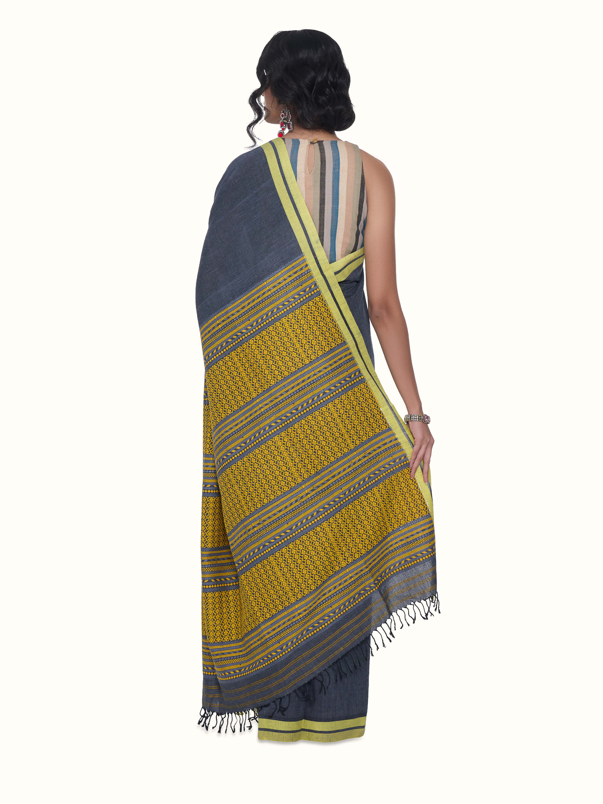 Back view of grey cotton silk saree with simple elegant pallu design