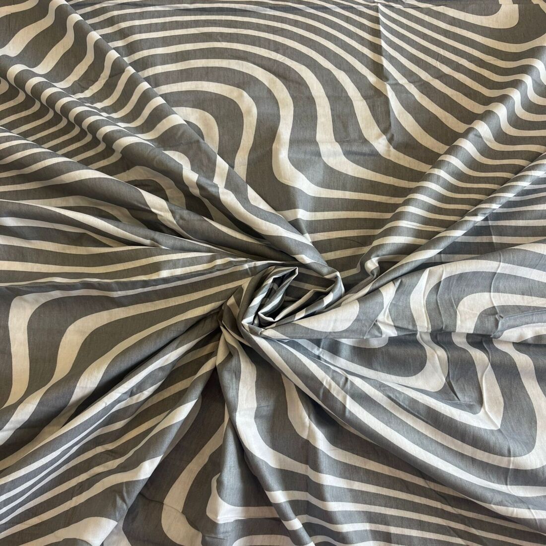 Threads Silky Touch Premium Super King Size Flat Bedsheet 275 x 275 cms