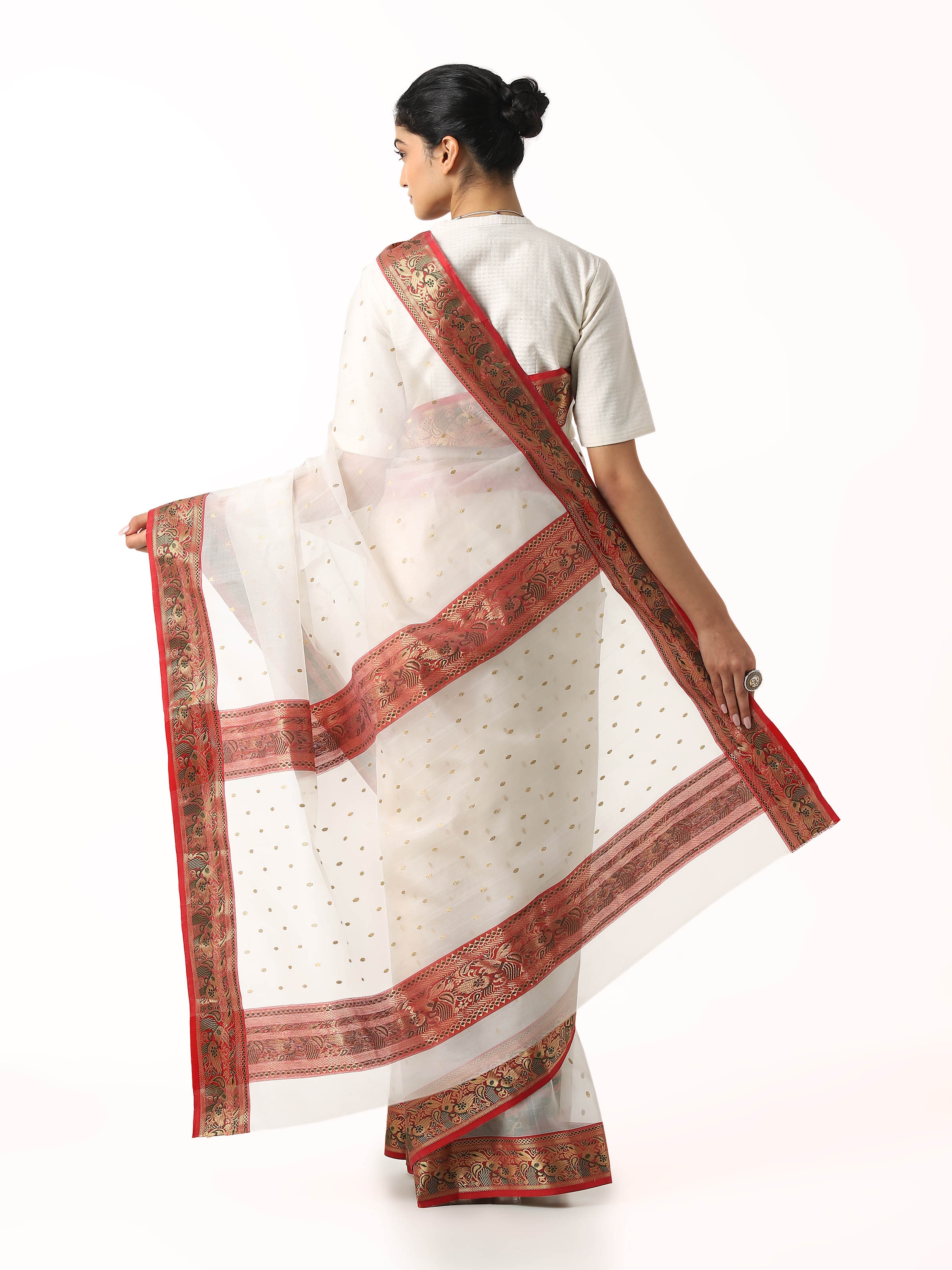 Back view of white cotton silk Chanderi saree displaying pallu design