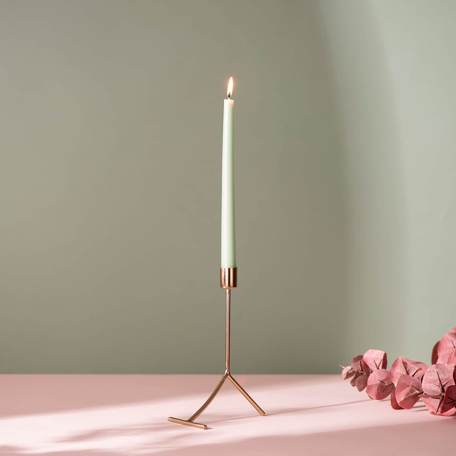 Radiant Gold Candle Holder Elegance