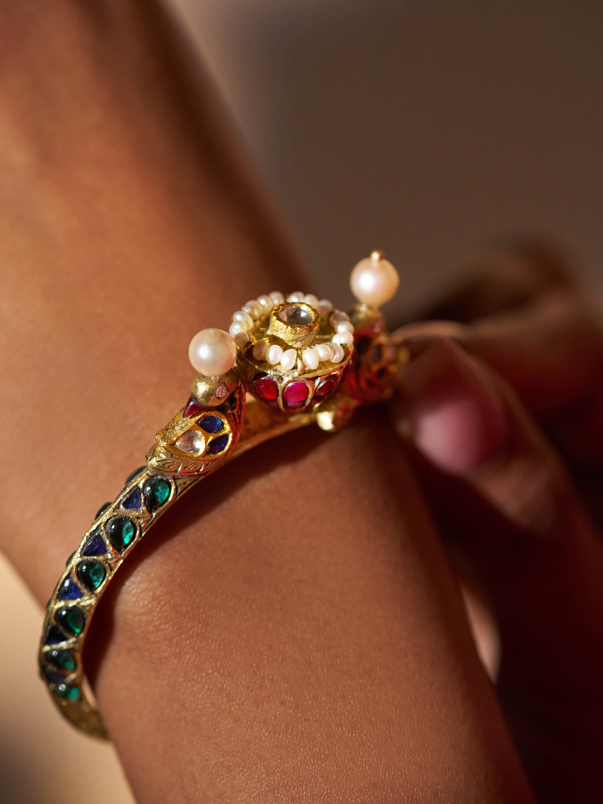 Detailed front view of Partash 18 karat gold bangle emphasizing its sophisticated design and craftsmanship