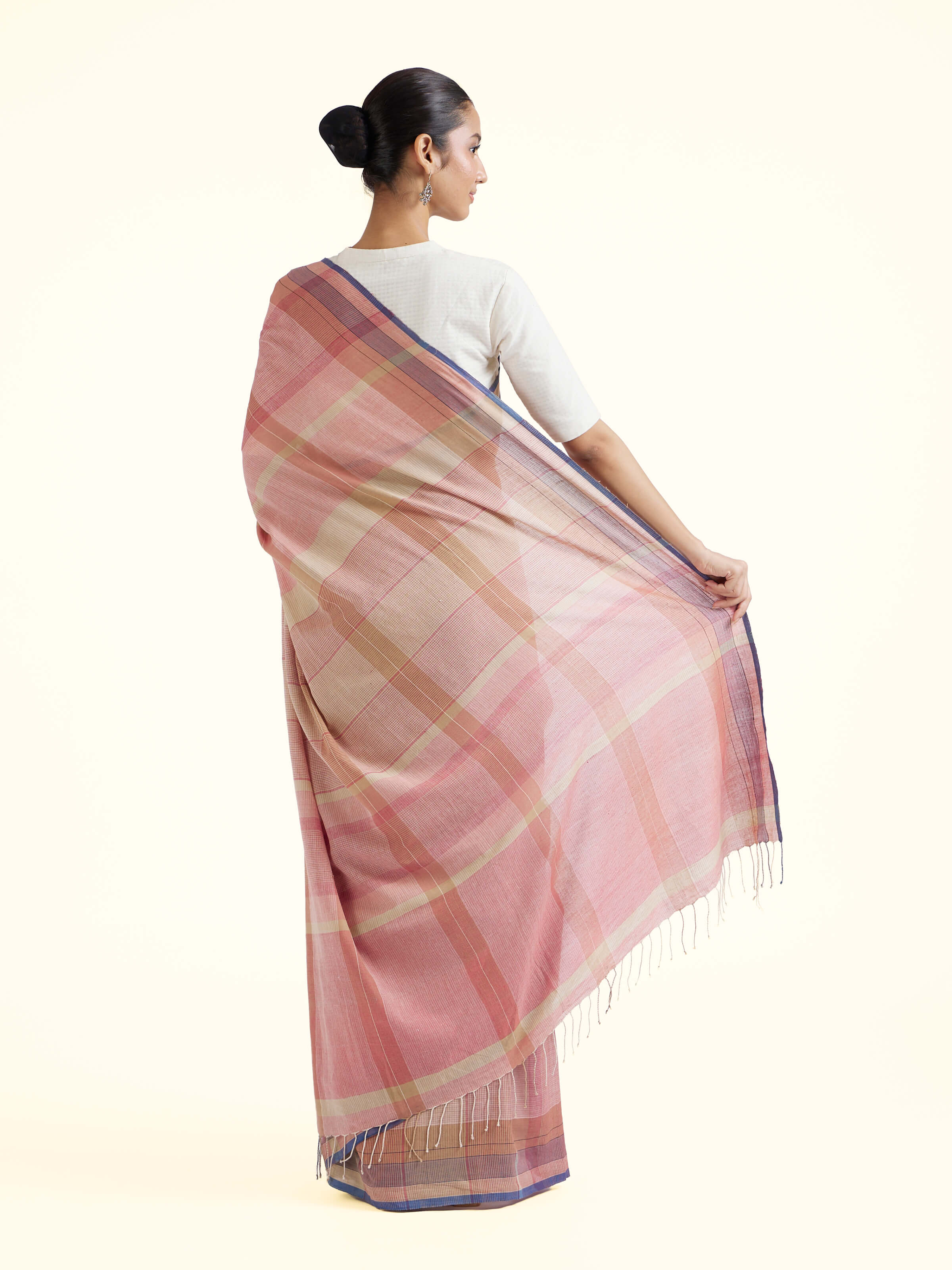 Back view of brown cotton Bengal Jamdani saree displaying pallu design