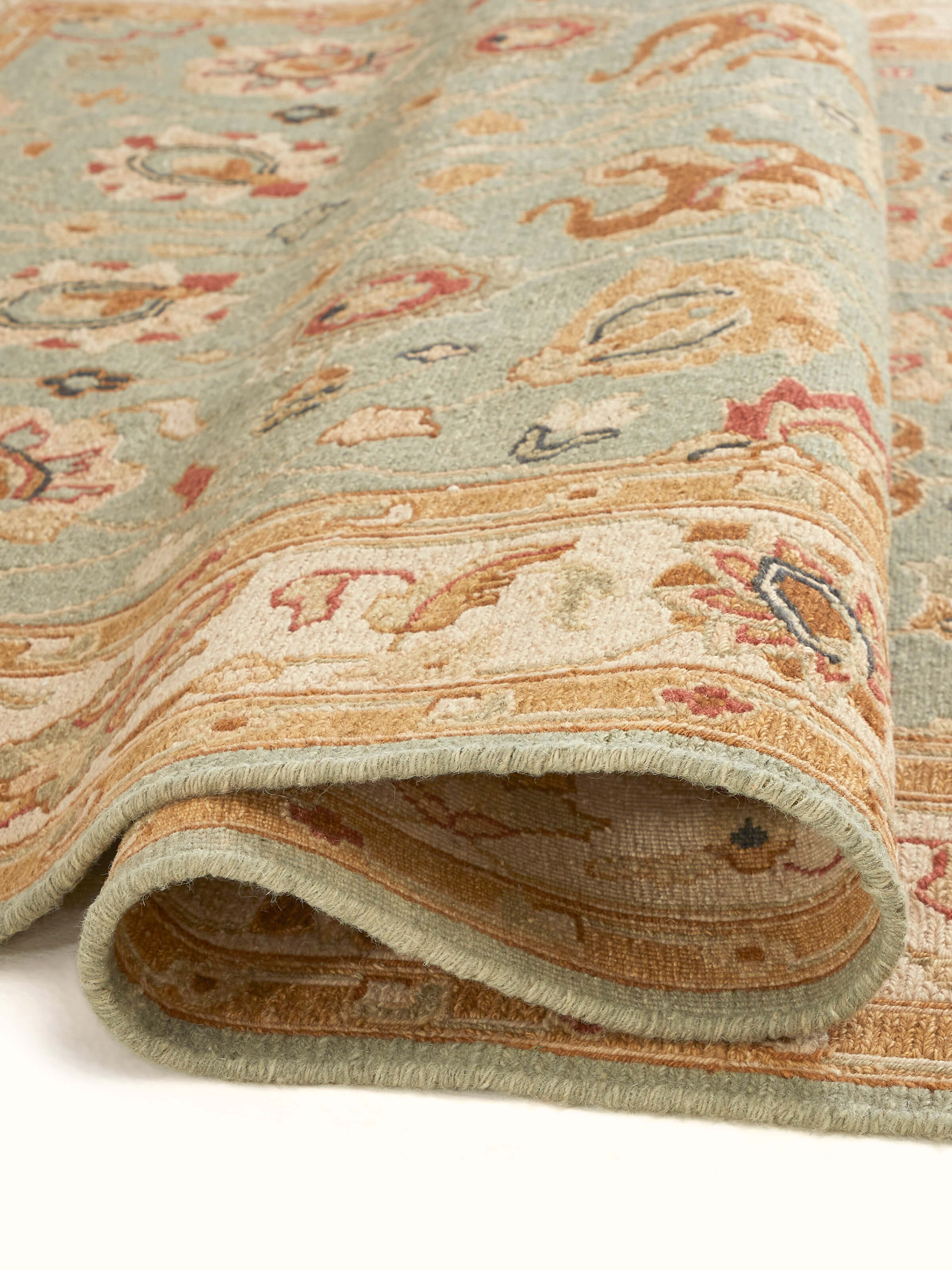 Side view displaying the thickness and finishing of the rug edges