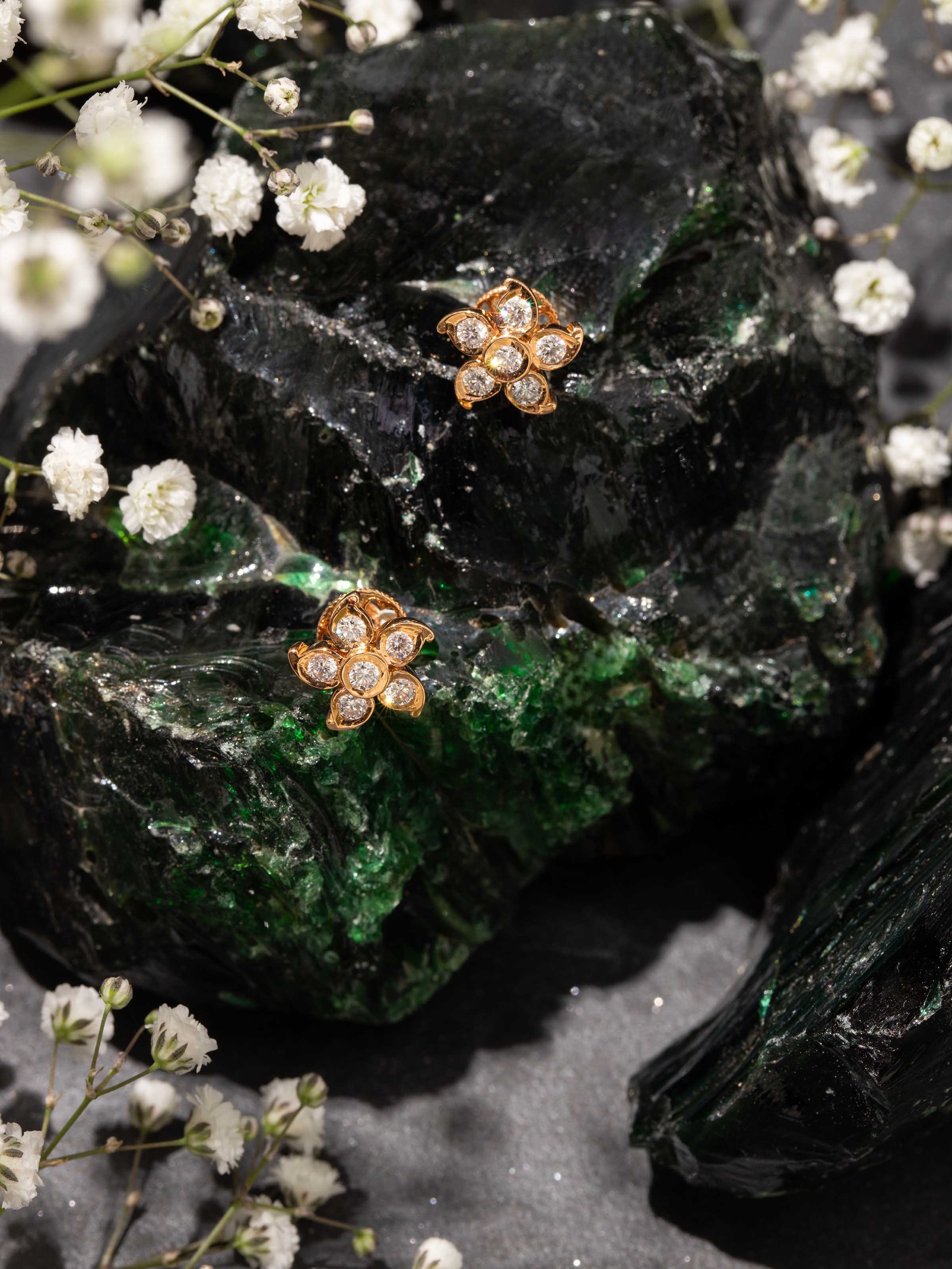 Close-setting 22 Karat Gold Studs