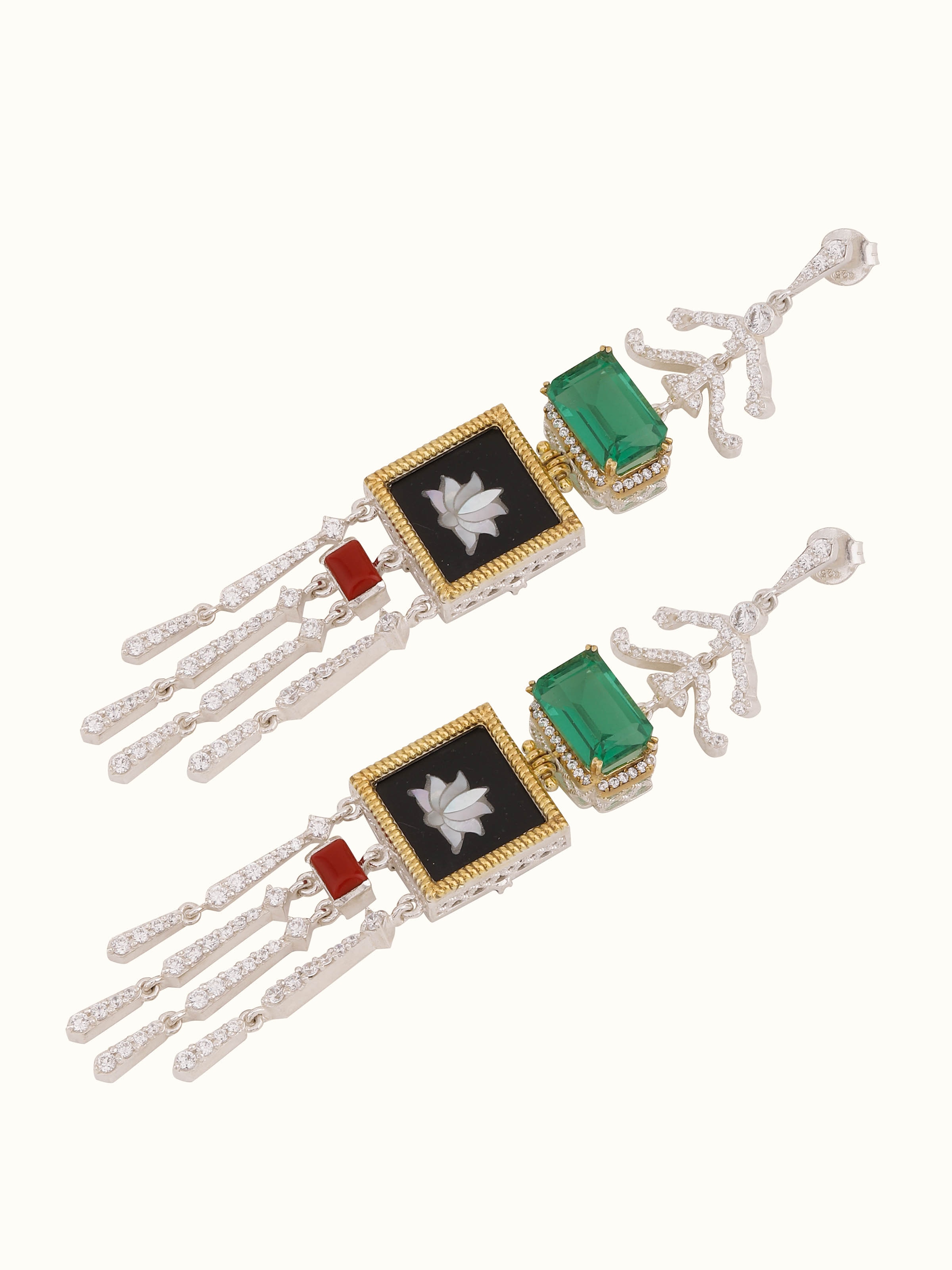 Overhead view for a complete perspective of the earrings’ silhouette.