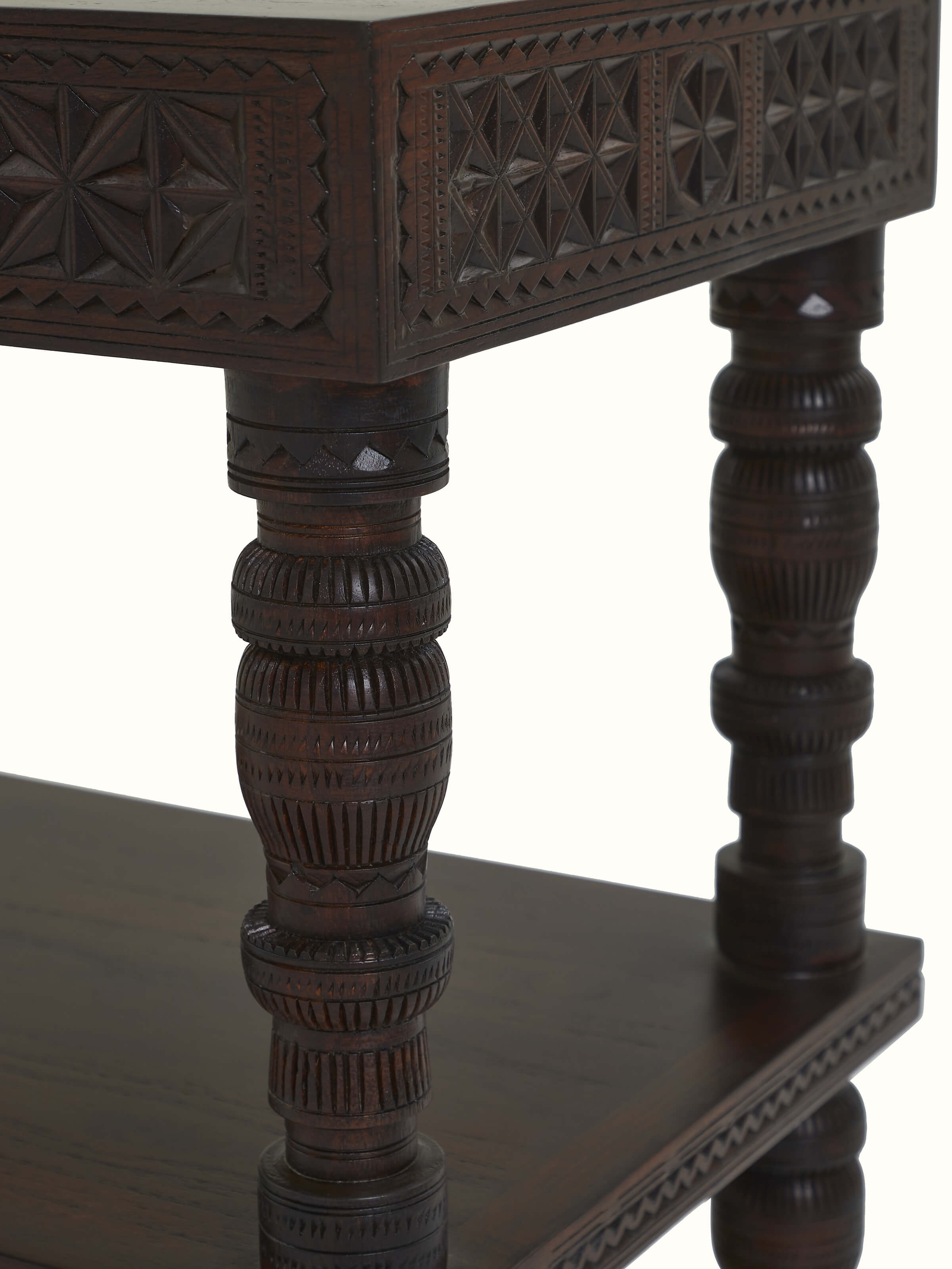 Close-up of bench legs and carved edge details – premium craftsmanship from India