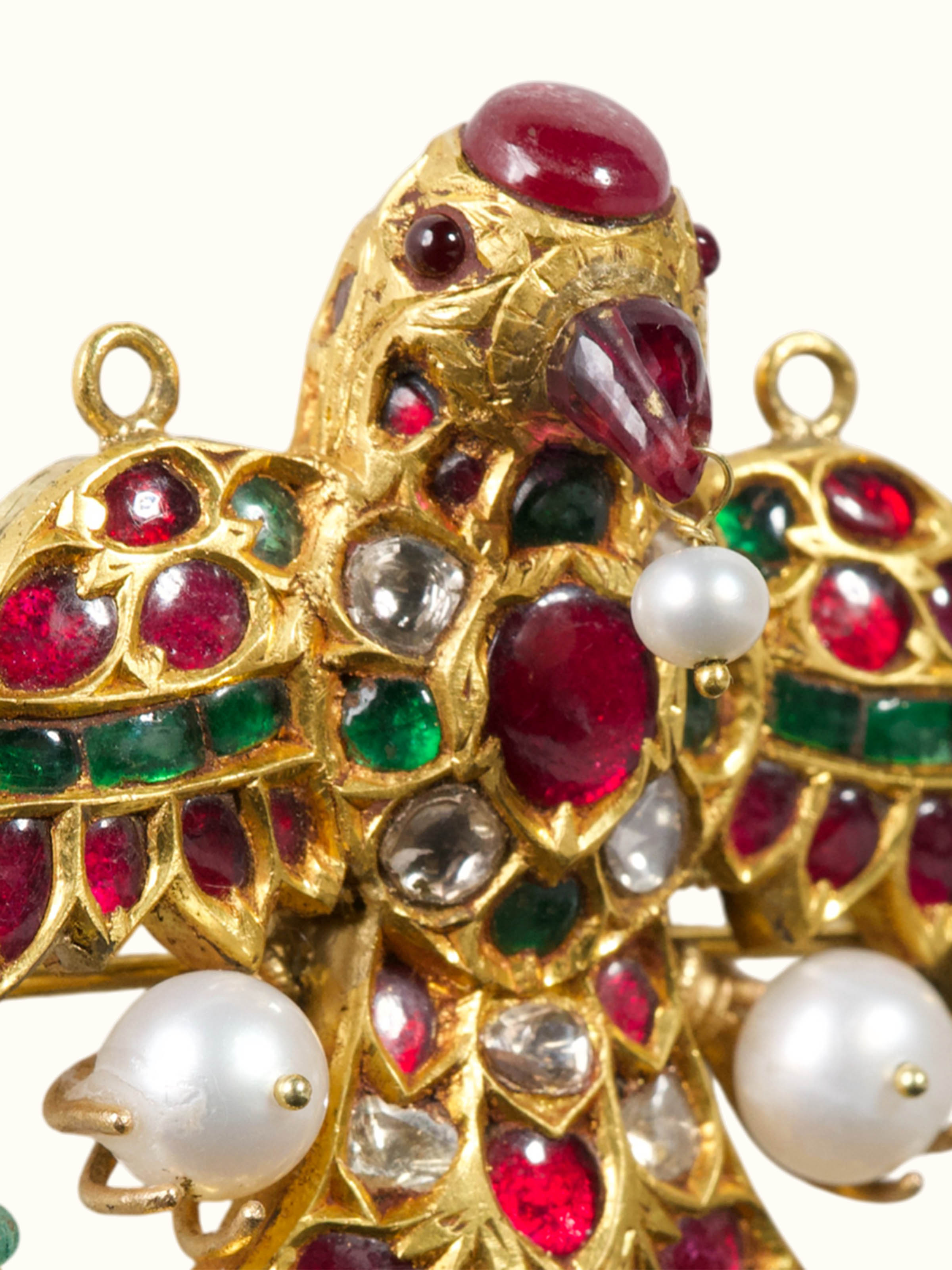 detail view of jadau gold brooch pin design