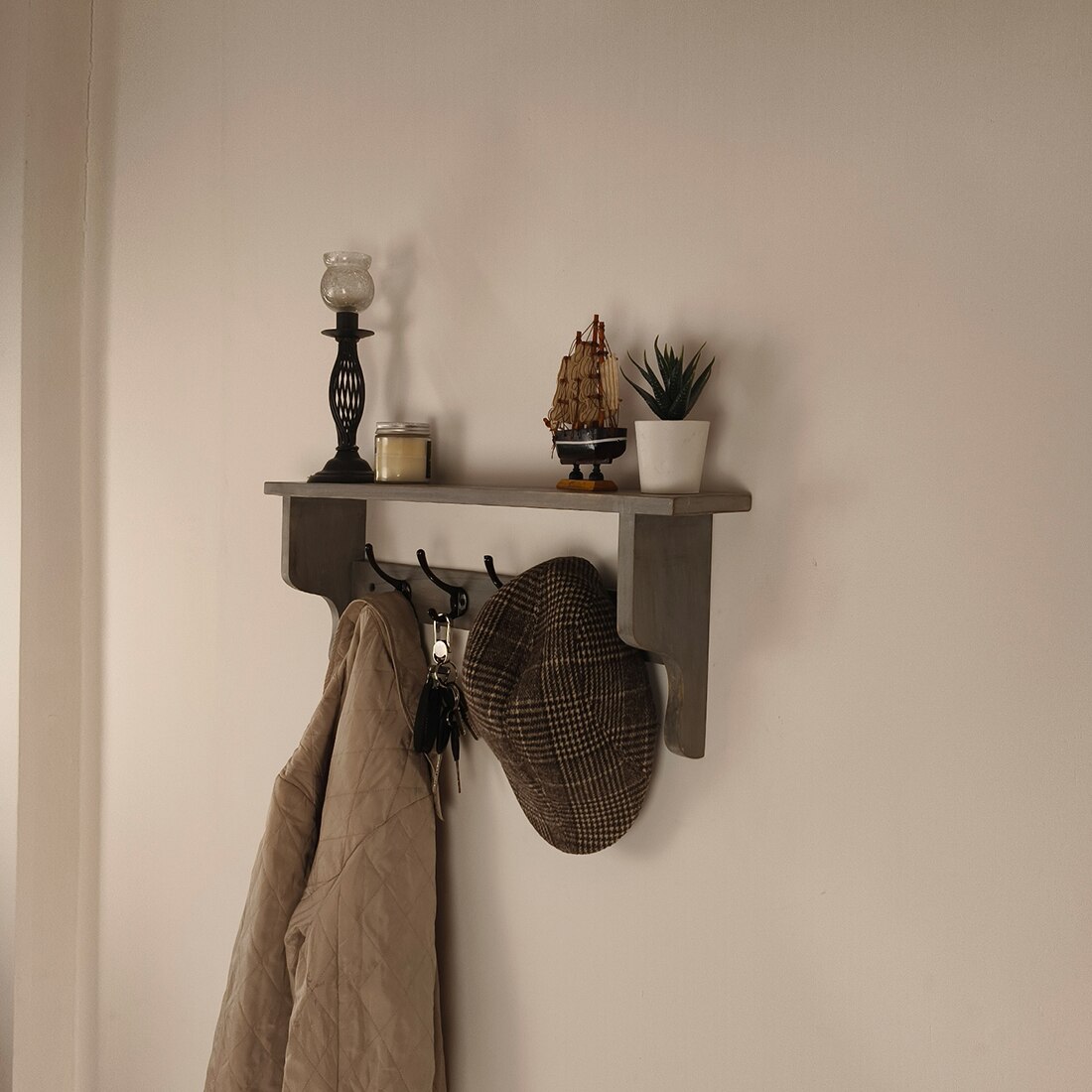 Brentwood Wooden Wall Shelf Organiser With Key Holders