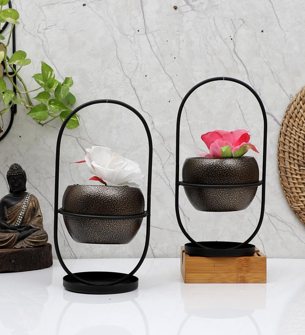 Textured Apple Planter Set Of 2 In Black And Gold Colour