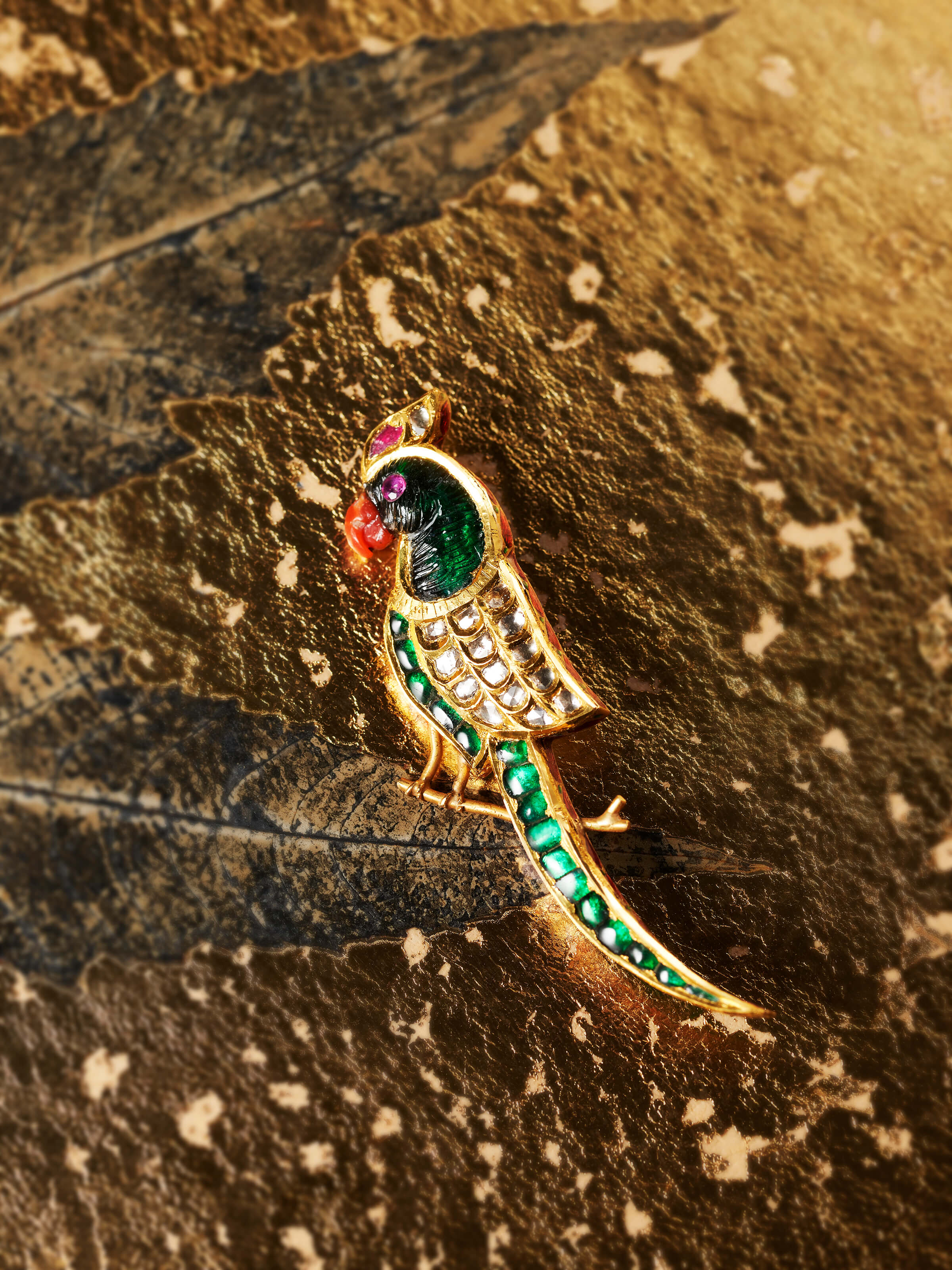 detail view of jadau gold brooch pin design