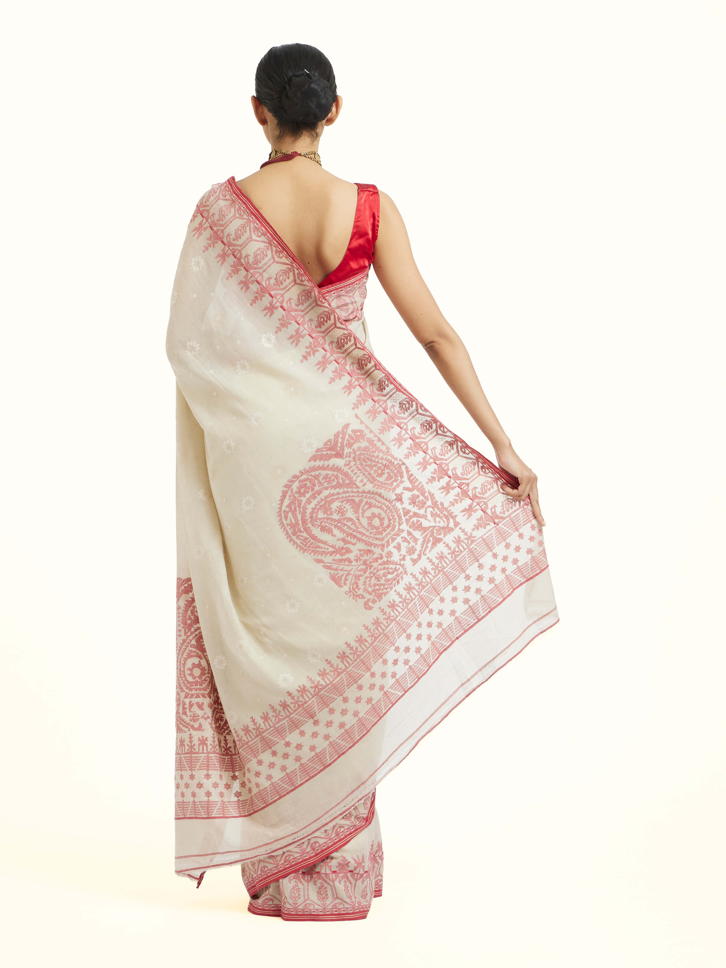 Back view of off-white cotton Bengal Jamdani saree displaying elegant pallu design