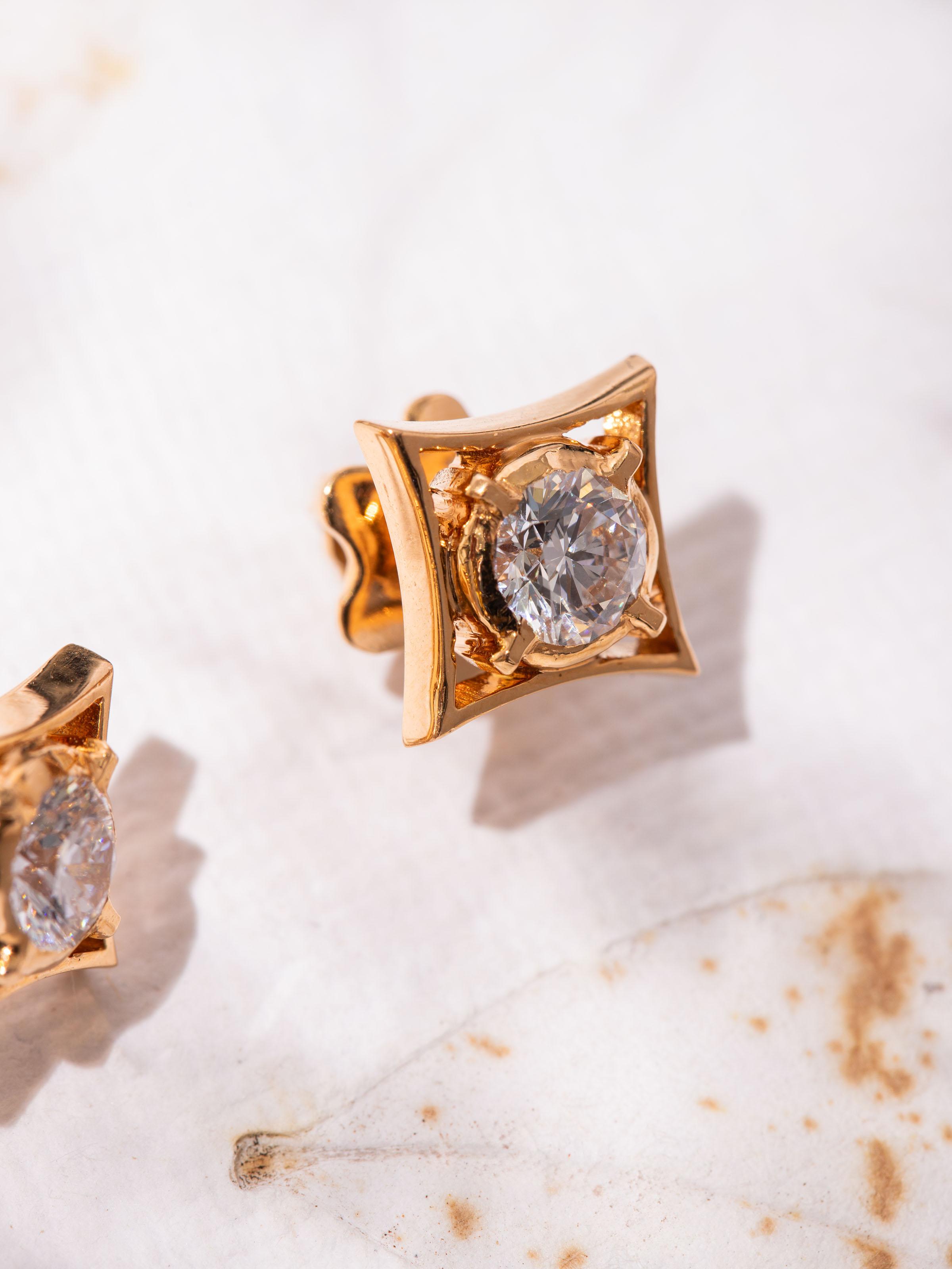 Close-setting 22 Karat Gold Studs