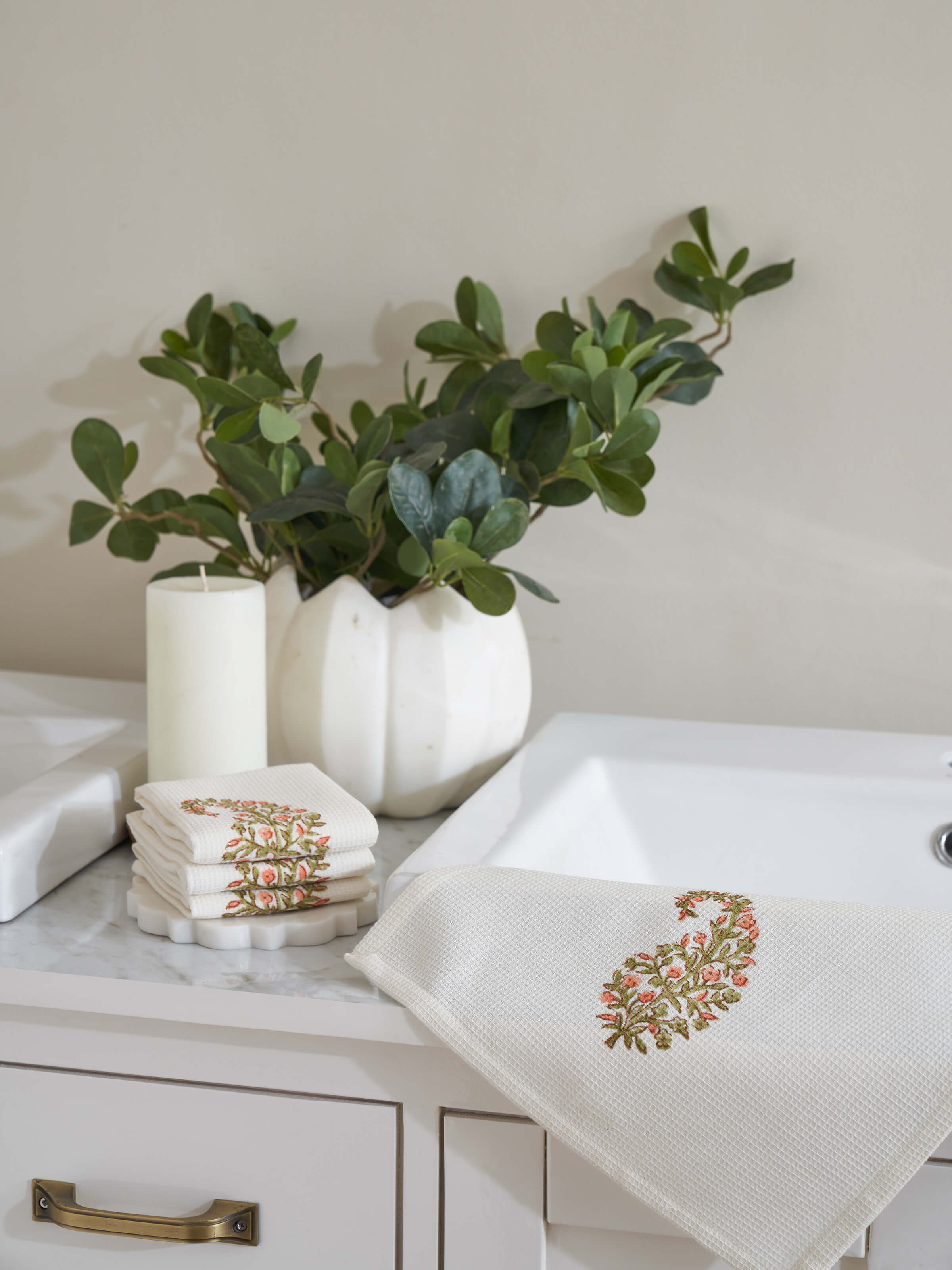 Top view of Ambi buta peach floral cotton Sanganeri block printed face towels (4 pcs) displaying overall pattern