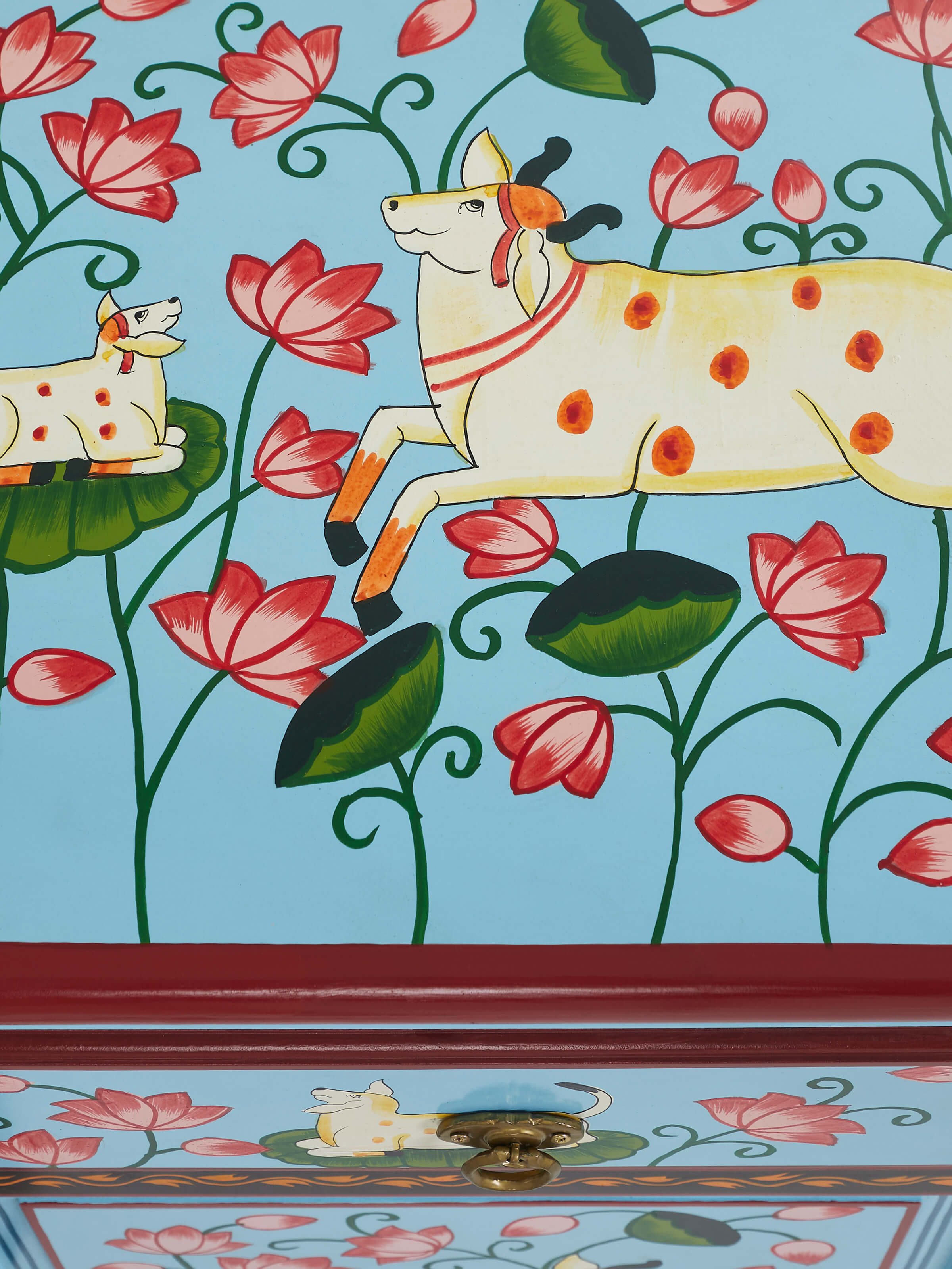 Side view of wood texture and carved details – premium Indian craftsmanship