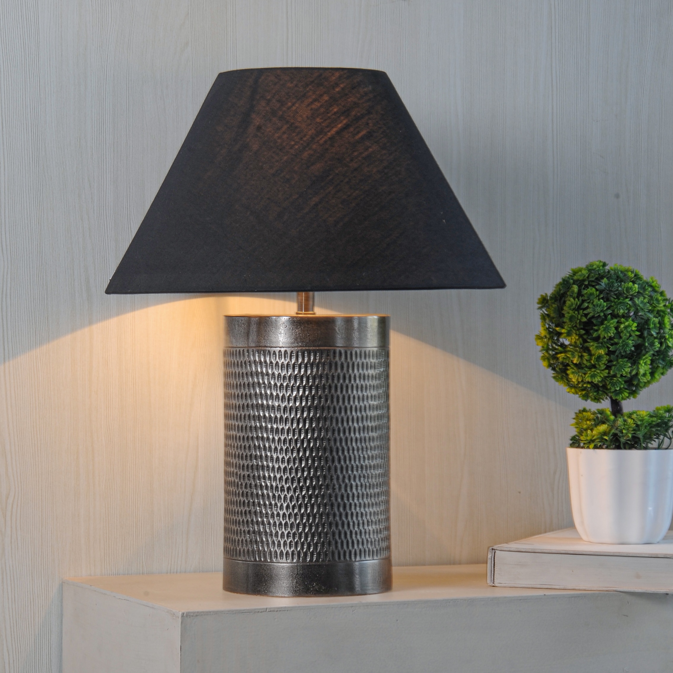 Ohagun carved metal table lamp