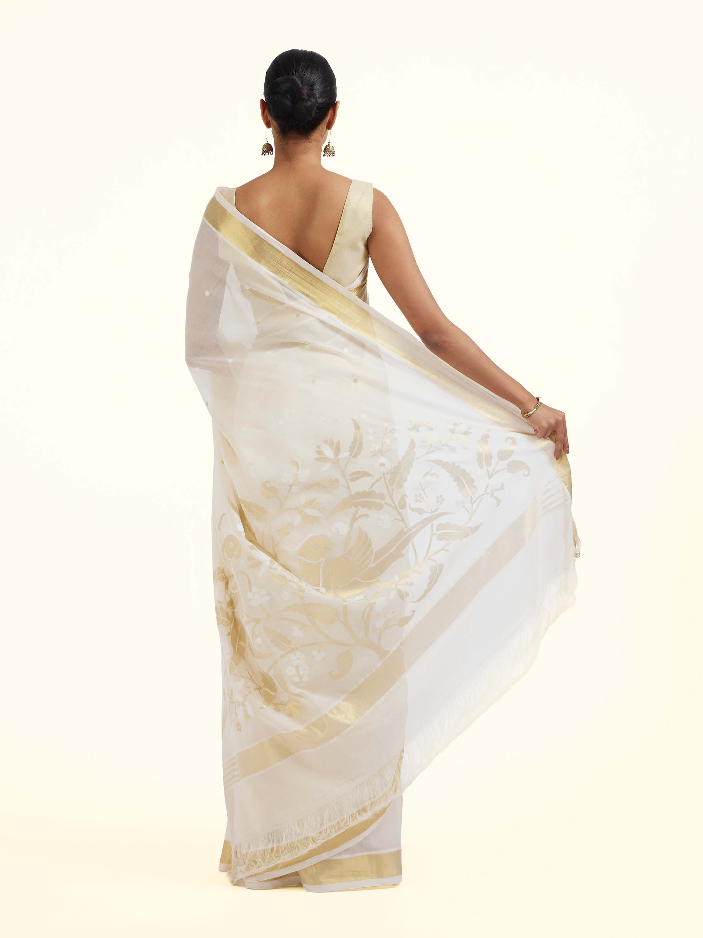 Back view of off-white cotton silk Venkatagiri Jamdani saree displaying elegant pallu design