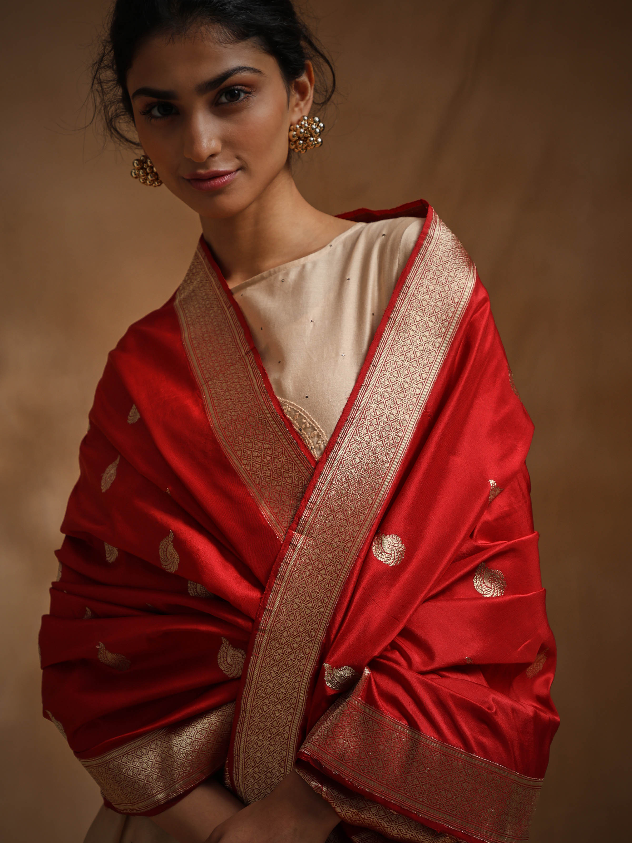 Side view of red Banarasi silk kadwa handwoven dupatta showing border design