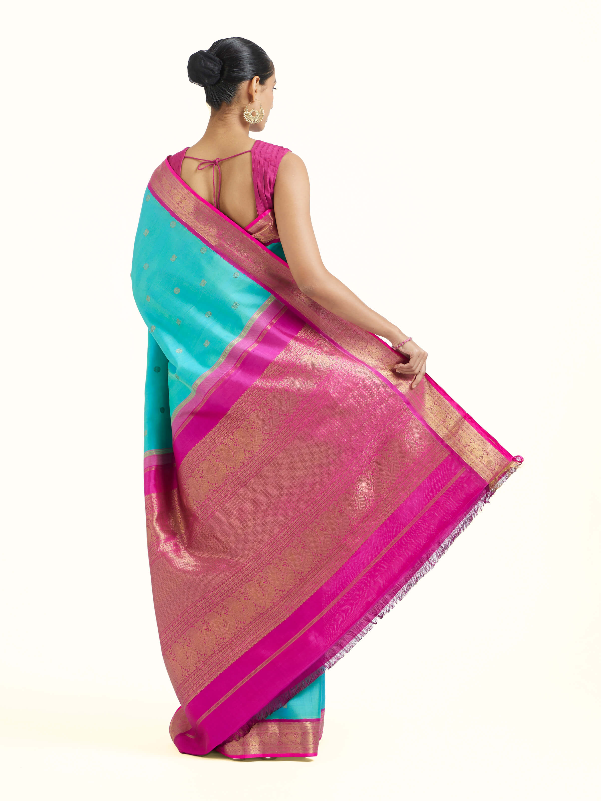 Back view of turquoise silk Kancheepuram saree displaying full pallu