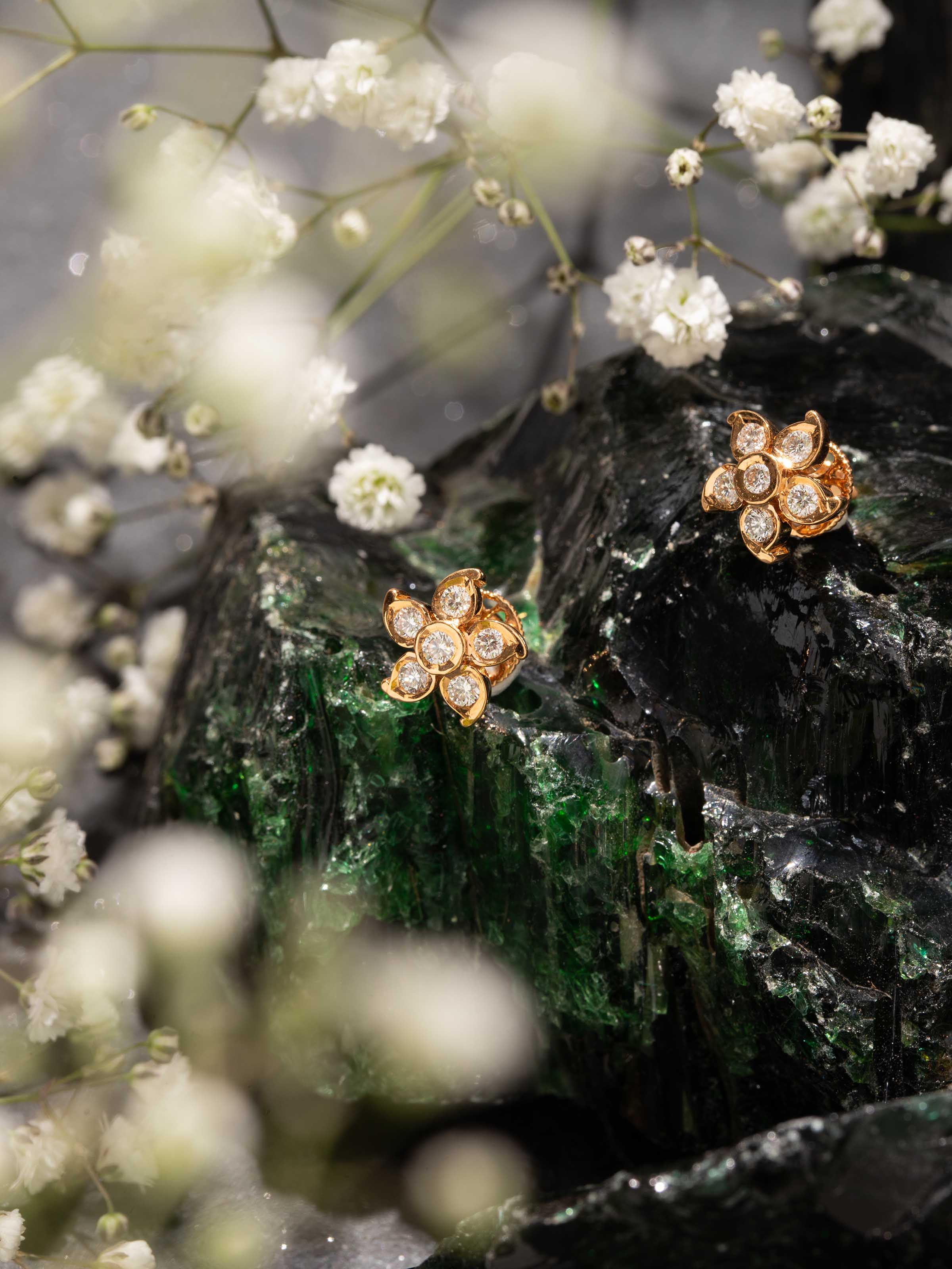 Close-setting 22 Karat Gold Studs