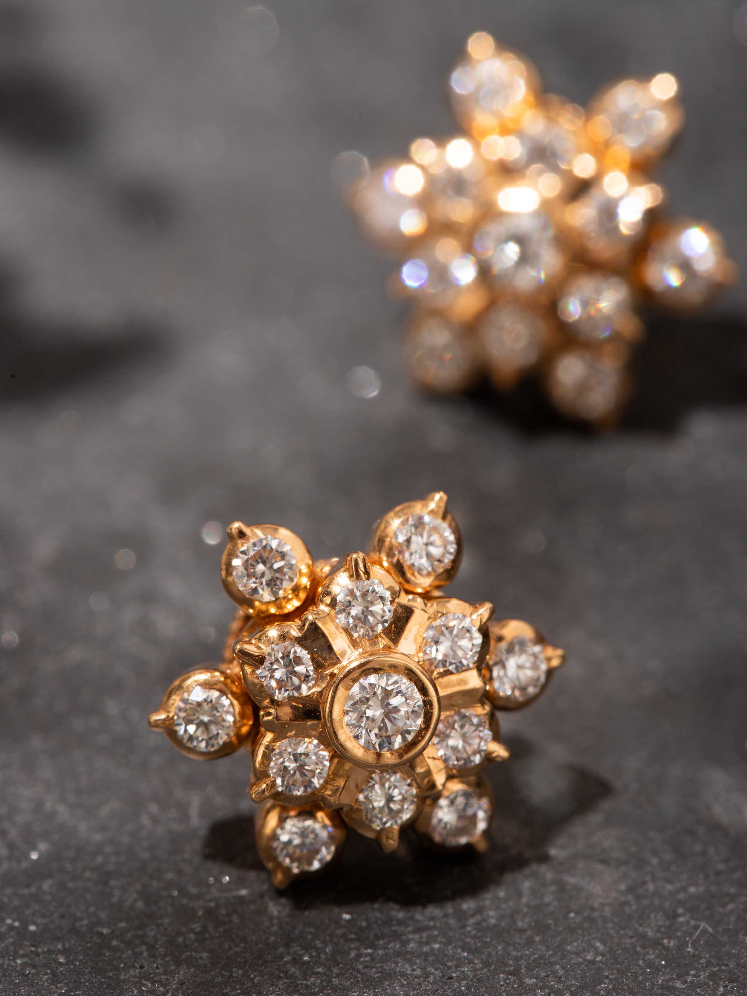 Close-setting 22 Karat Gold Studs