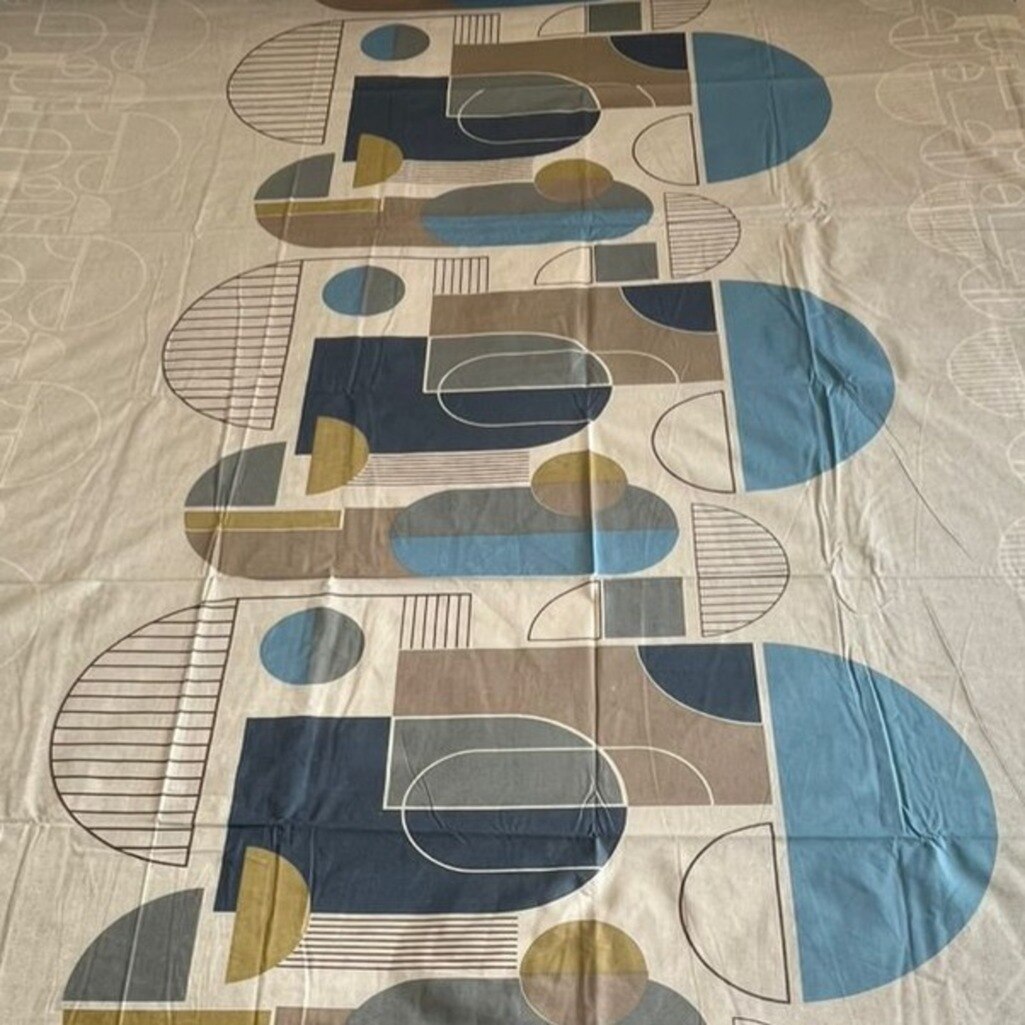 White Geometric 400 TC Cotton Flat Super King Size Bedsheet With 2 Pilllow Covers From Threads