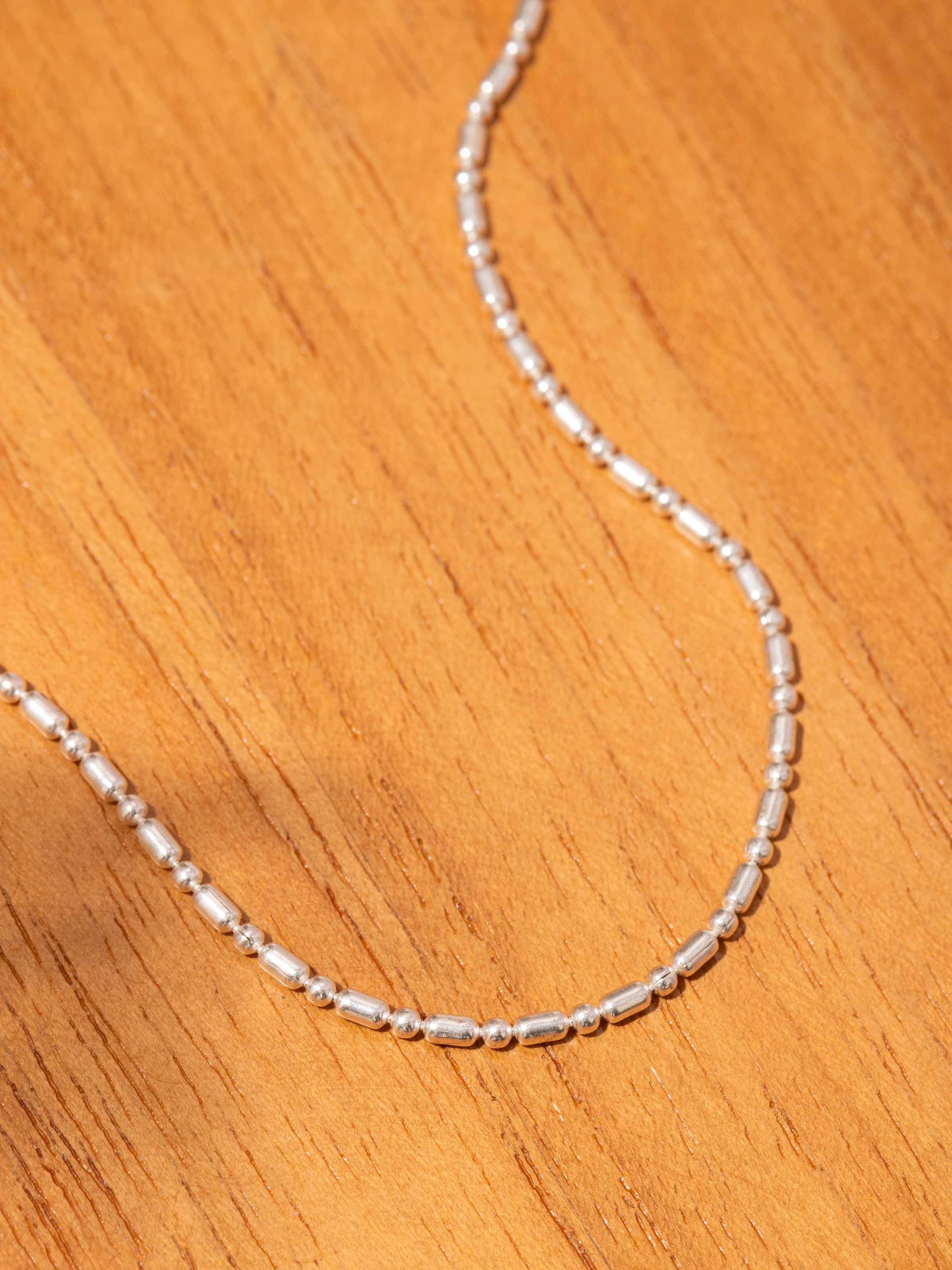 Side view highlighting the chain’s thickness and flexibility