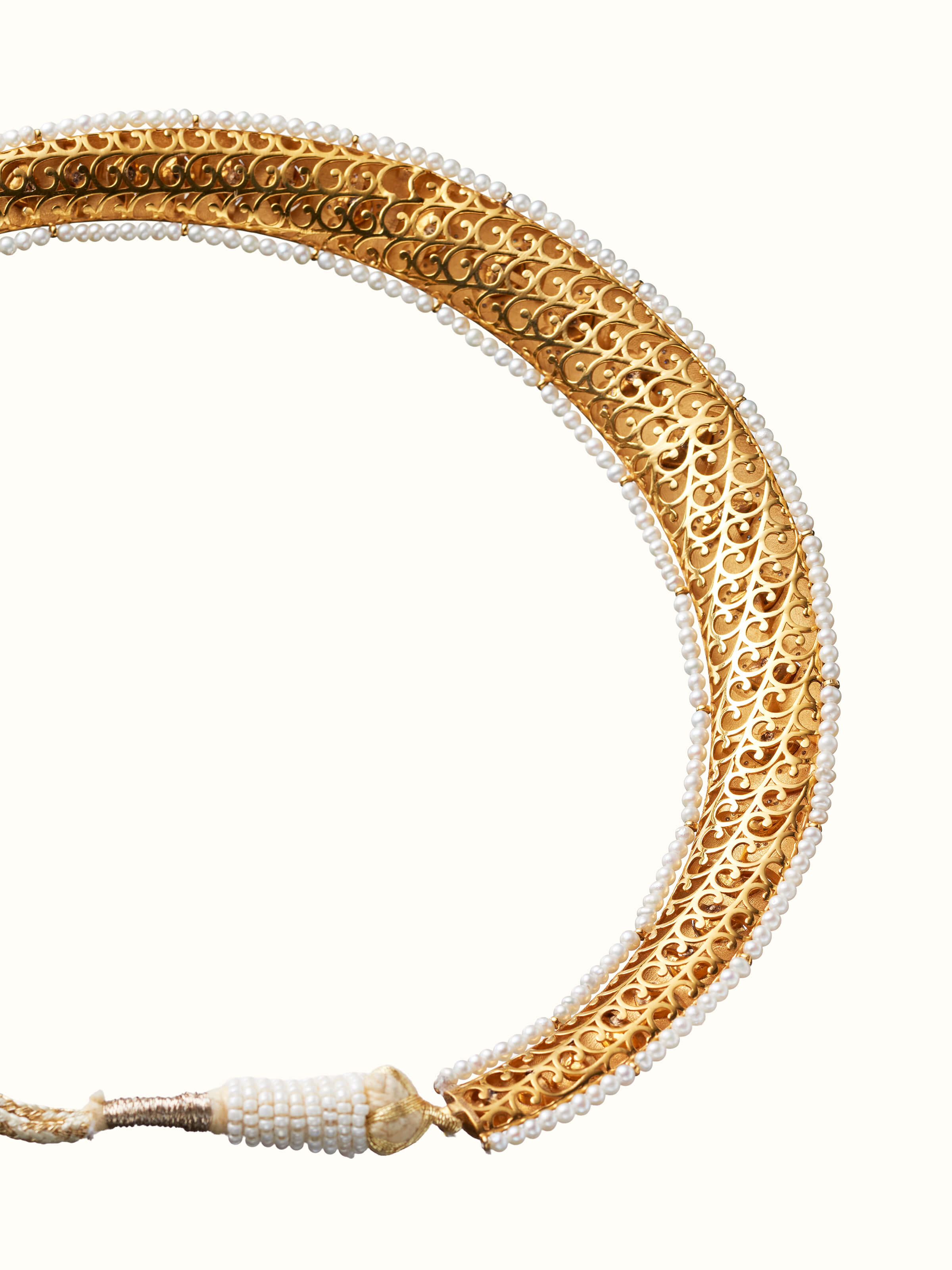 back view of dank polki 14 karat gold collar necklace clasp