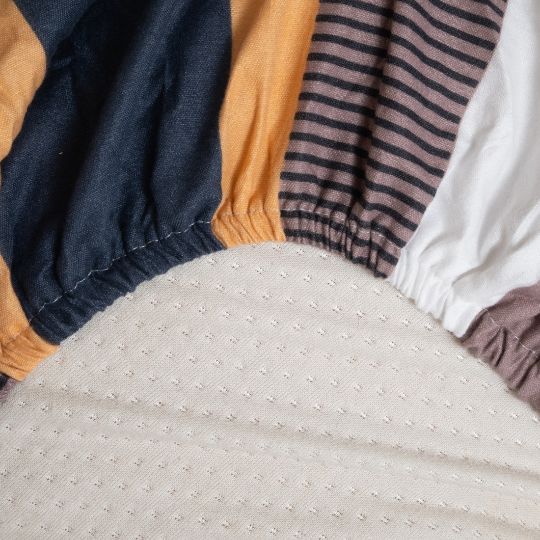 High Quality Cotton mix Double bed Fitted Bedsheets 250cmsx 230 cms ( Pillows 46 x 49 cms)