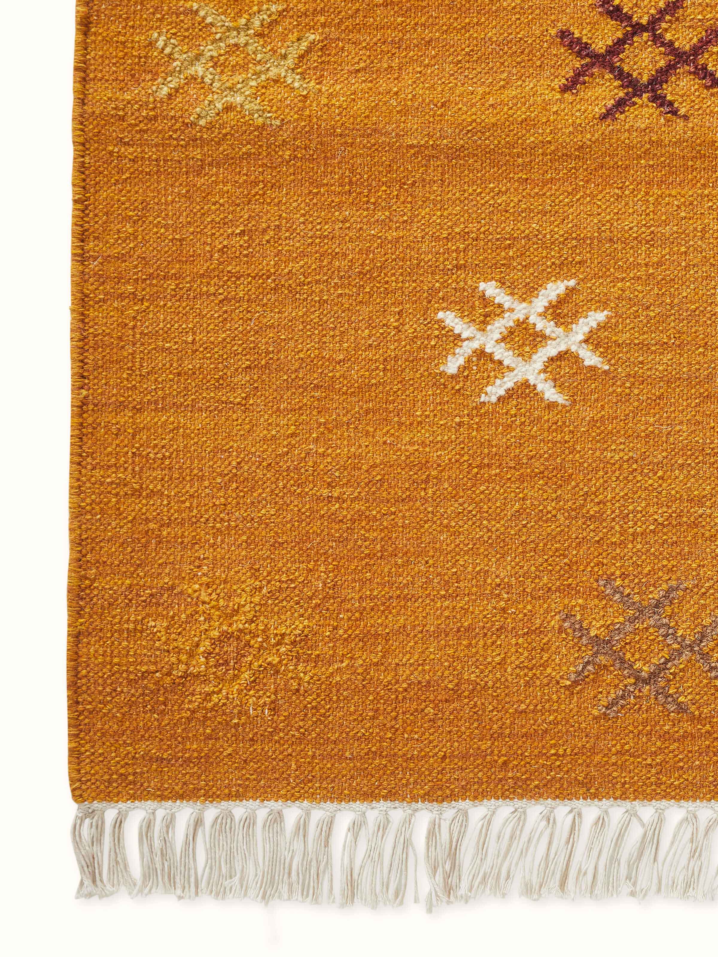 Texture-focused shot displaying weave density and edge finish.