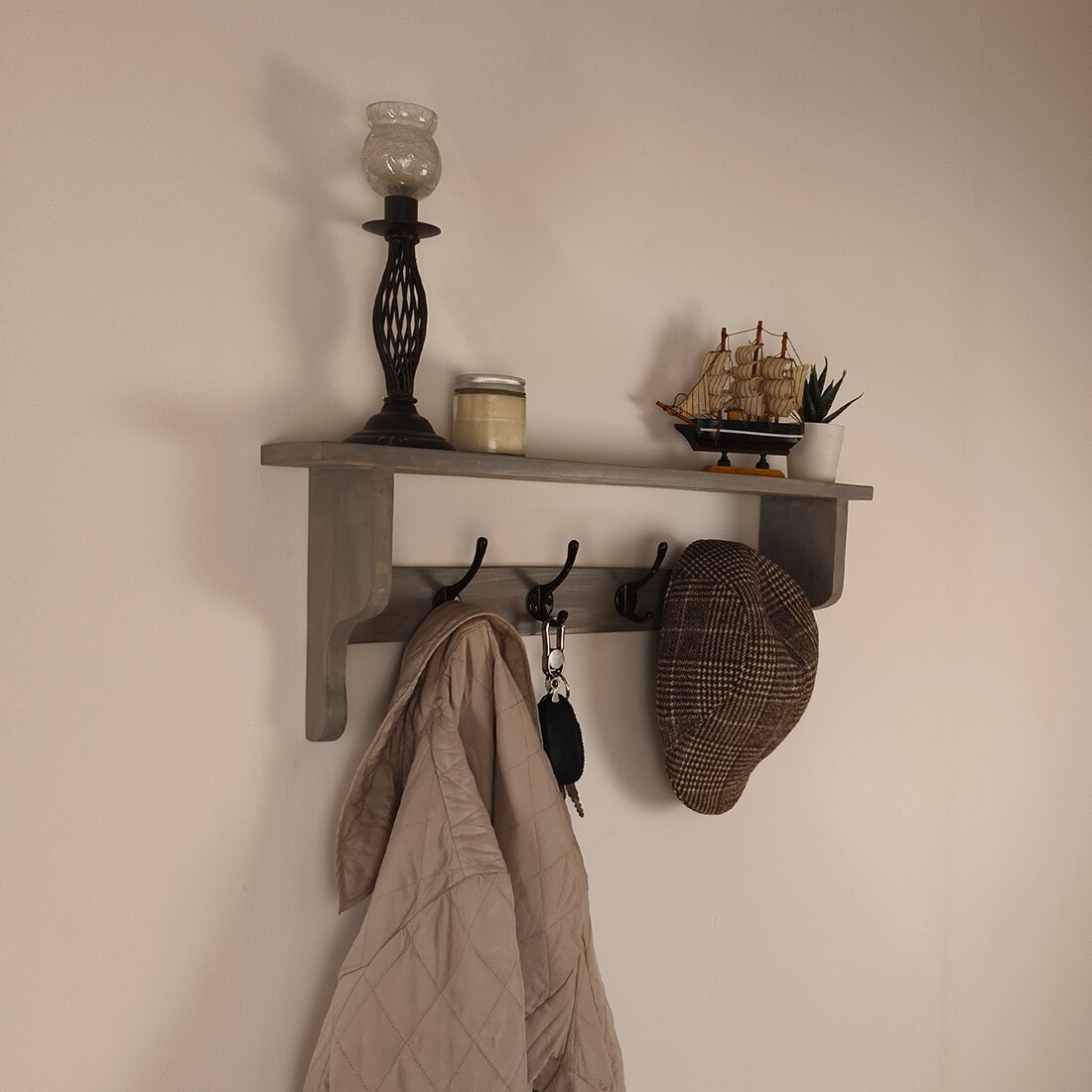 Brentwood Wooden Wall Shelf Organiser With Key Holders