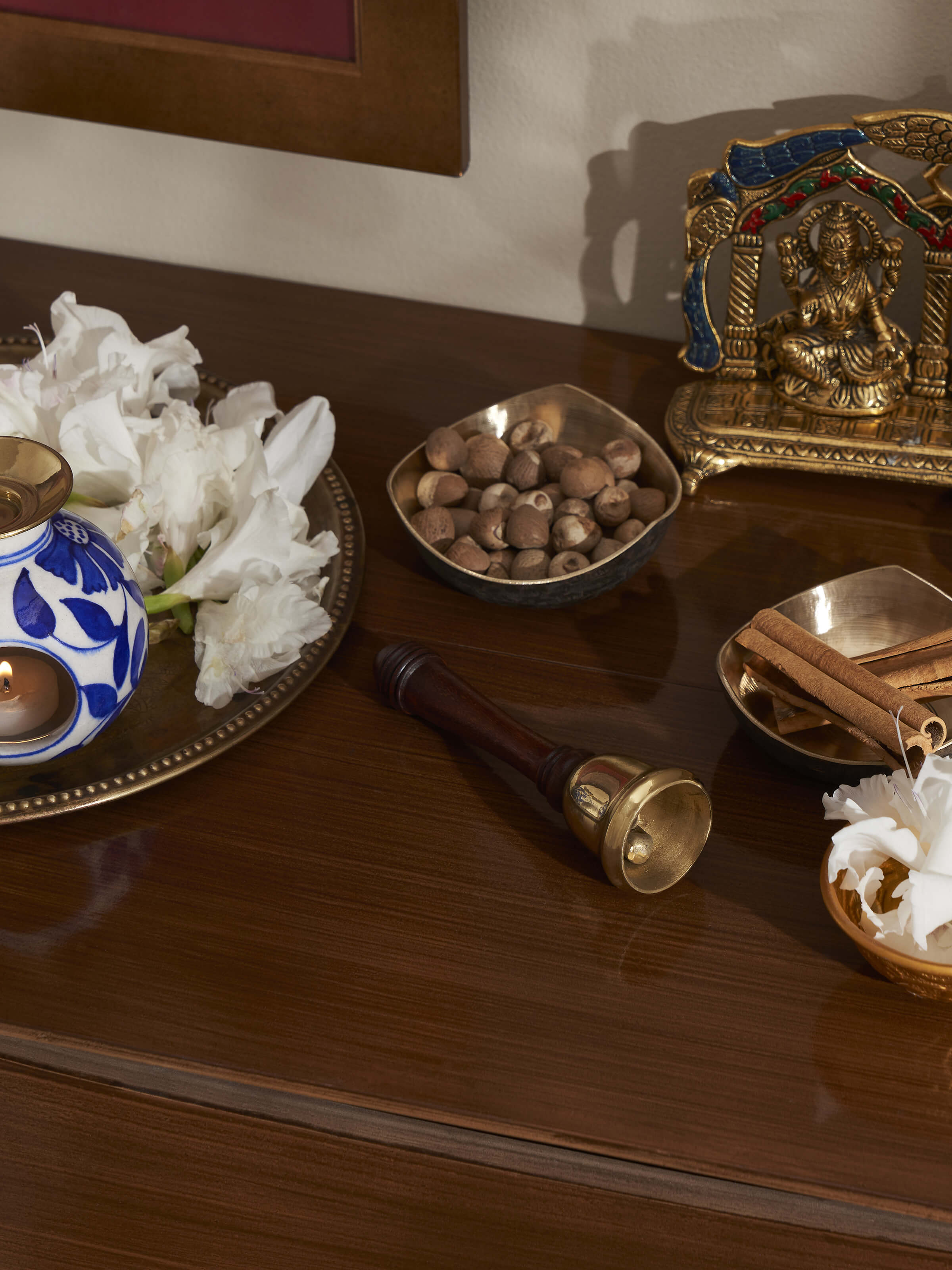 Handcrafted lacquered brass Thathera pooja bell – side view