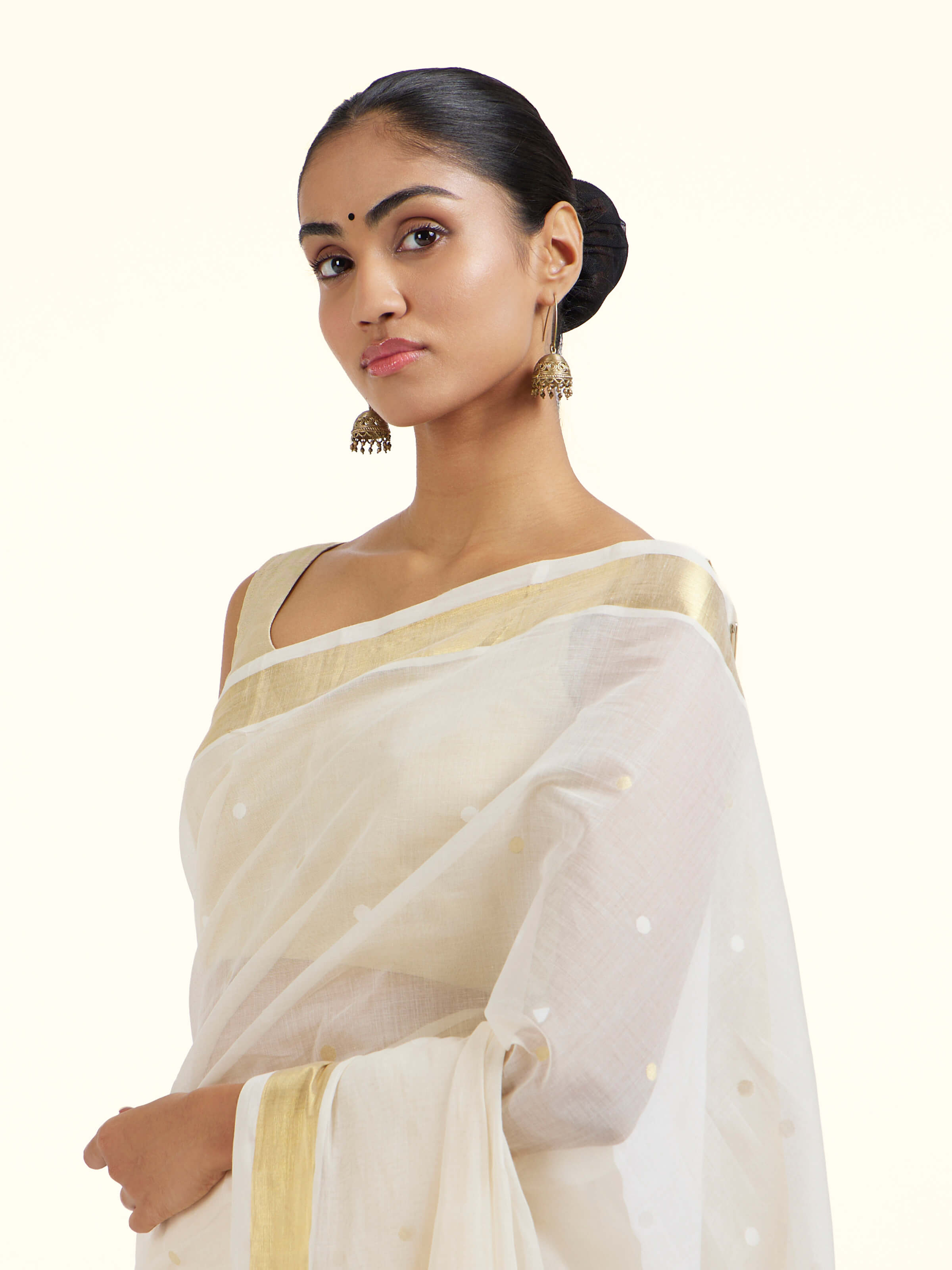 Angled view of off-white cotton silk Venkatagiri Jamdani saree highlighting traditional Jamdani weave and texture