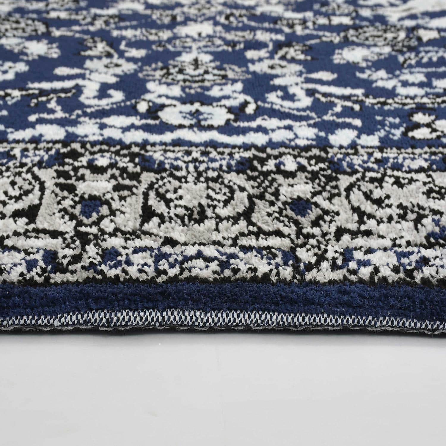 Multicolor Traditional Machine Made Polyester 5 X 7 Feet Carpet