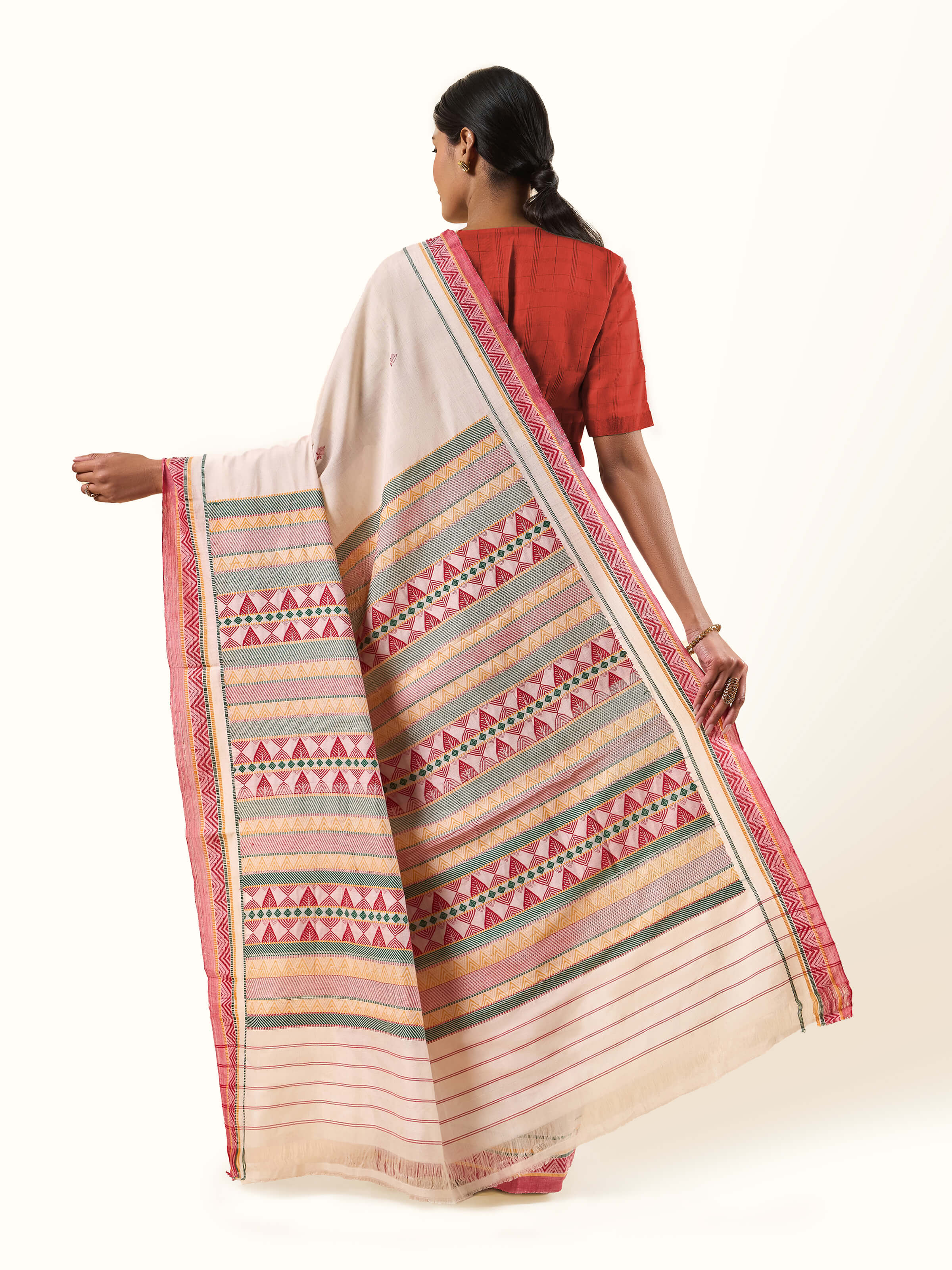 Back view of Off-white Cotton Dongaria Saree showing pleats and fall.