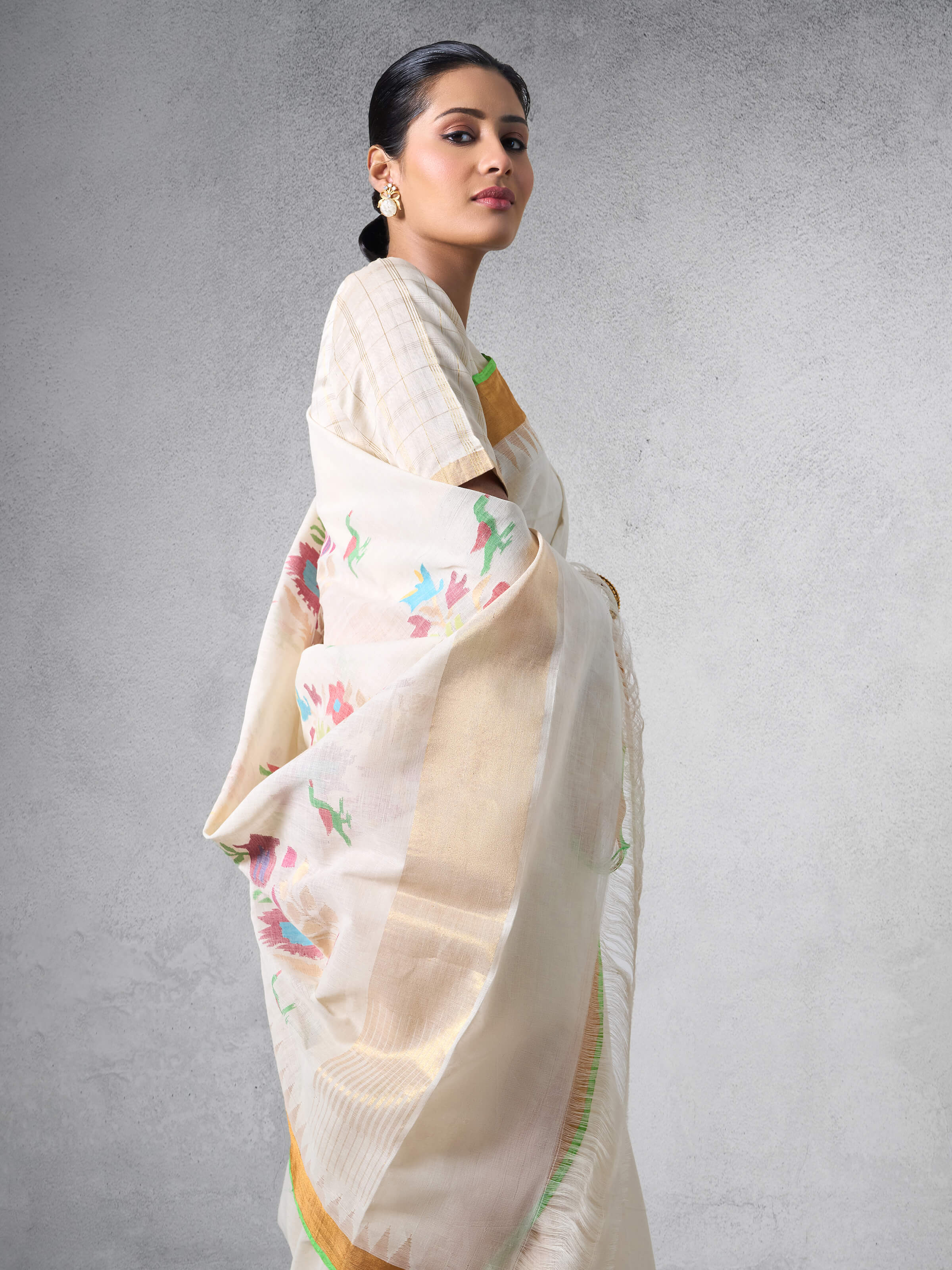 Side view of Uppada Jamdani saree highlighting the soft cotton texture and woven craftsmanship.