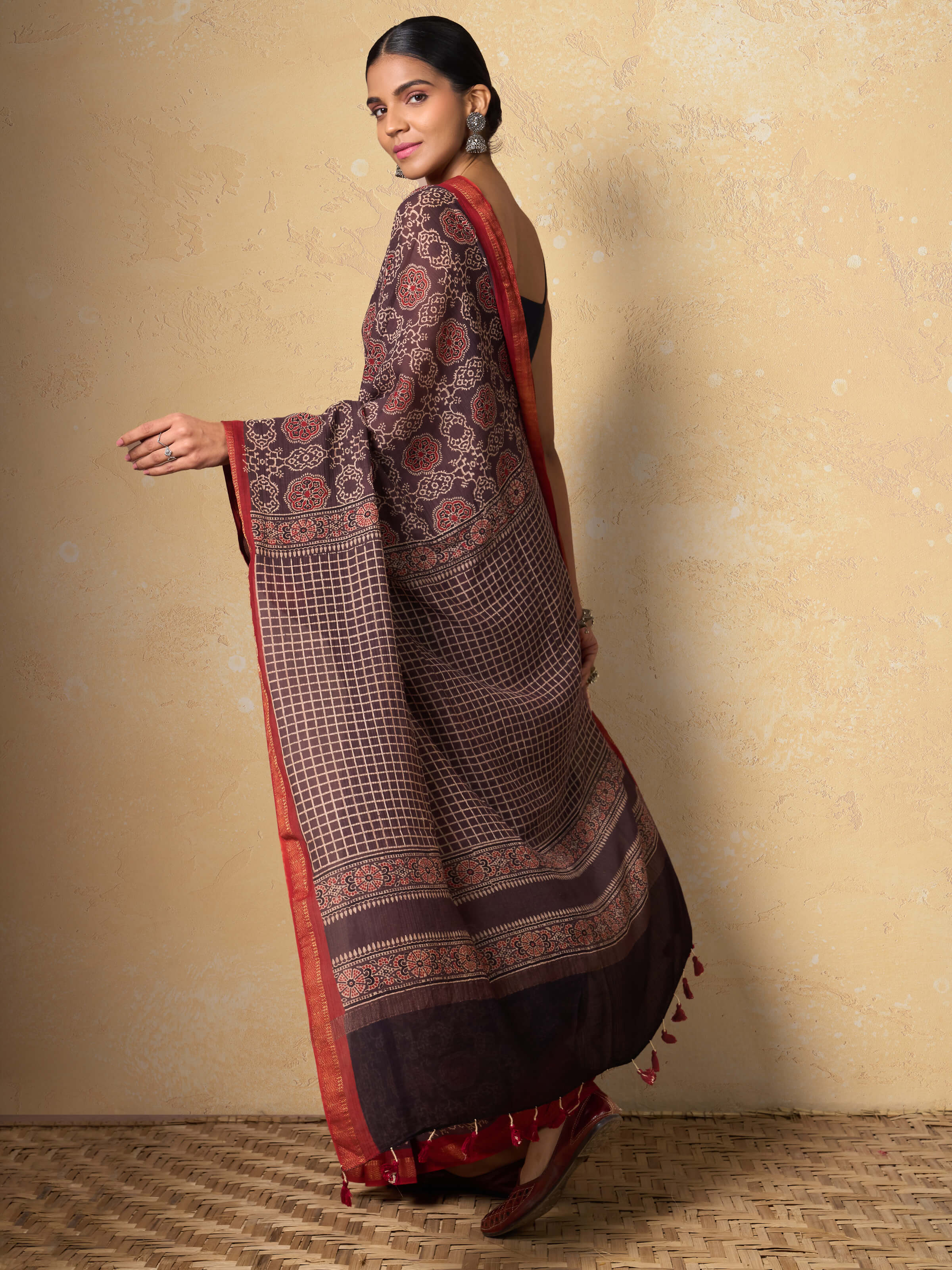 Angled view highlighting pallu and fine Maheshwari weave
